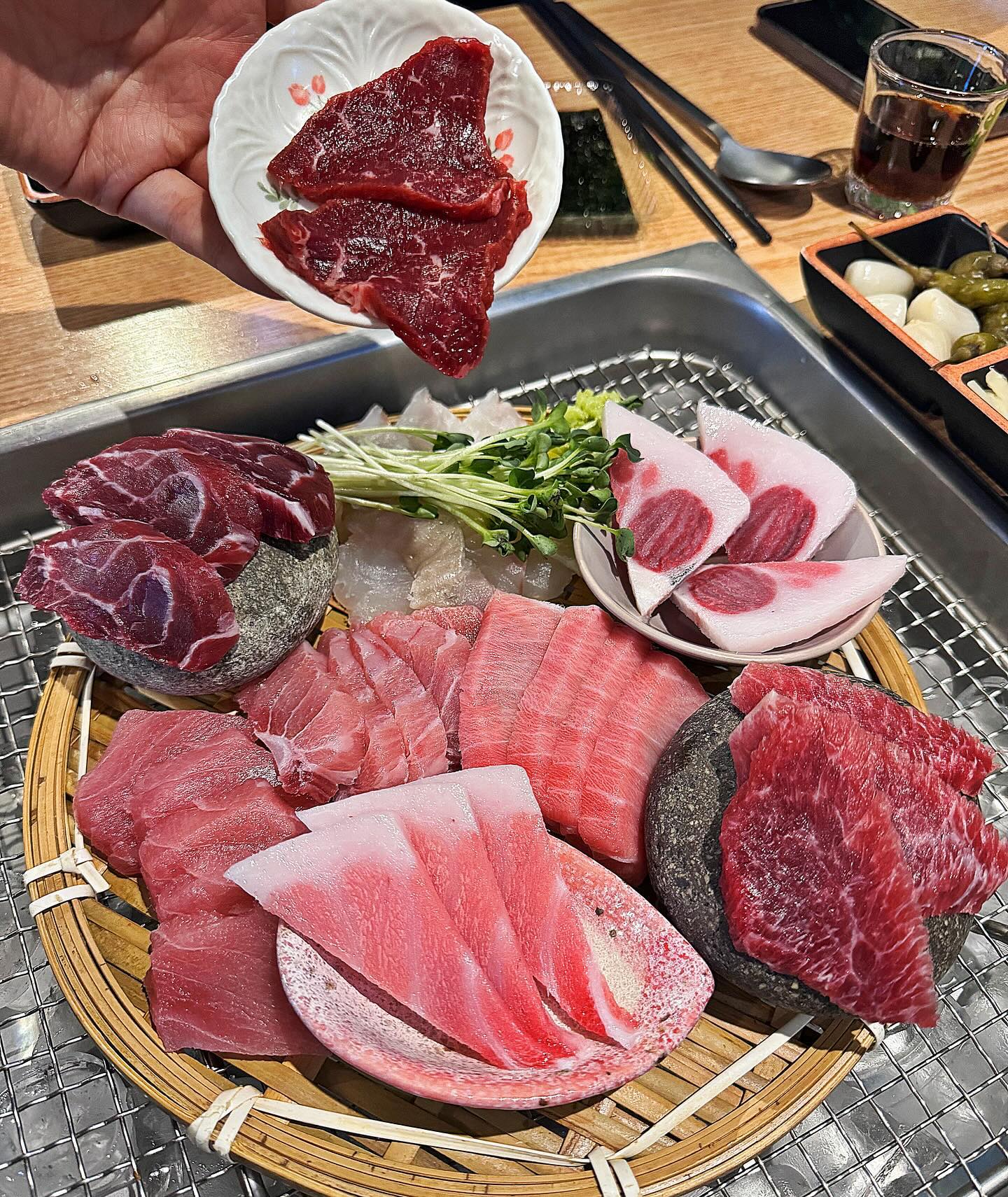 #협찬 #다랭이참치주막 Ⅰ 🐟🍣

⛤ 우와.. 오늘 눈이 왜 이렇게 많이 오죠.....❄️❕
그래도 외식은 참을 수 없죠 ! 눈길을 뚫고 달려갔습니다🏃‍♀️

⛤ 먹자골목에 위치해 있어서 위치도 좋았는데 이 날씨에 손님분들도  많더라구용😀

⛤ 단체석 예약도 가능할만큼 자리공간도 좋았고 , 홀 분위기도 파릇파릇한게 너무 좋더라구요 ! 🍃

⛤ 처음 방문하는 곳이라 알바분께 추천메뉴 여쭤봤는데 너무 친절하게 추천해주셨어요 ! 

⛤ 부위별로 골라먹을 수 있는 ❝로또 참치 한판❞ 추천해주셔서 2인으로 주문 했고 , 사장님 추천 부위에 한 부위 제외하고 광어추가 요청드렸습니당 ㅎㅎ 🐟

〓〓〓〓〓〓〓〓〓〓〓〓〓〓〓〓〓〓〓〓〓〓〓〓
📋 주문메뉴
➖ 로또 참치 한판 2인
➖ 땡초 라면
➖ 연어 머리구이
〓〓〓〓〓〓〓〓〓〓〓〓〓〓〓〓〓〓〓〓〓〓〓〓

⛤ 기본 반찬은 케요네즈 뿌려진 양배추 샐러드 , 된장찌개 , 김치전 , 소시지전 , 초밥용 밥 , 백김치 , 락교 , 생강절임 등이 기본으로 준비되어 있습니다 !

⛤ 기본으로 나온 김치전 , 된장찌개 먹고 있으면 사장님께서 
참치한판을 가져다주십니다 !
어떤 부위가 들어가 있는지 종이에 체크해주셔서 쉽게 설명해주시는데 너무 친절하시더라구요🥹
참치부위에 대해서 지식이 많진 않다보니까 그냥 먹었을 텐데 , 어떤 부위인지 알고 먹으니 더 맛있더라구요 💓

⛤ 사장님께서 설명해주신 부위중 귀한 부위인 뽈살 먼저 먹었는데 쫄깃해서 너무 맛나더라구용 ><
울대살 , 중뱃살 , 대뱃살 부위별로 먹는데 김싸서 먹으니 황홀했습니돠 .. 🫠

⛤ 참치가 아무래도 많이 먹기에는 느글느글 거릴수도 있지만 소주 한잔 먹어주면 크..🍶 바로 느끼함 내려가서 좋더라구요 !

참치만 먹을 순 없으니 메인요리급 사이드도 많아보여서 사모님께 여쭤봤더니 매운탕 , 튀김류 추천해주셨지만 매운탕은 너무 먹고싶었지만 양이 많다고 하셔서 아쉬운 마음으로 ❝땡초 라면❞ , ❝연어머리구이❞ 로 추가주문해서 든든하게 먹었어요 ! 🍜🐟

⛤ 먹고 있는 도중 고구마튀김에 타코야끼 서비스까지 주셨지 머에요! 🍠🐙
젓가락을 놓을 틈이 없어서 행복했고 , 무엇보다 너무너무 친절하셔서 다음에 또 꼭 방문해주시라고 하는 말씀에 감동받으면서 계산했던 기억이 있네용 .. ✨
광주오시면 다들 강추강추 드립니당 (*ฅ́˘ฅ̀*)♡

🏷️ #다랭이참치주막광주본점
📍광주광역시 서구 염화로 83번길 4-15 1층 (화정동 917-7)
🏃‍♀️염주 먹자골목 위치
🥡 예약 , 포장, 배달 가능 , 단체이용가능
🚘 길가, 골목 주차 추천

⏰영업시간 : 매일 17:00 ~ 04:00 ( 라스트 오더 02:00까지 / 연중무휴 )
📞전화번호 : 0507-1427-1385

✔️ 이 글은 리뷰노트를 통하여 본 업체에서 제품 또는 서비스를 제공받아 작성된 글 입니다

#광주참치맛집 #광주서구참치 #염주먹자골목이자까야 #광주오마카세 #염주먹자골목술집 #서구맛집 #광주서구참치맛집 #서구최고참치집 #리뷰노트 #맞팔 #선팔 #먹팔 #맛집투어 #저녁메뉴