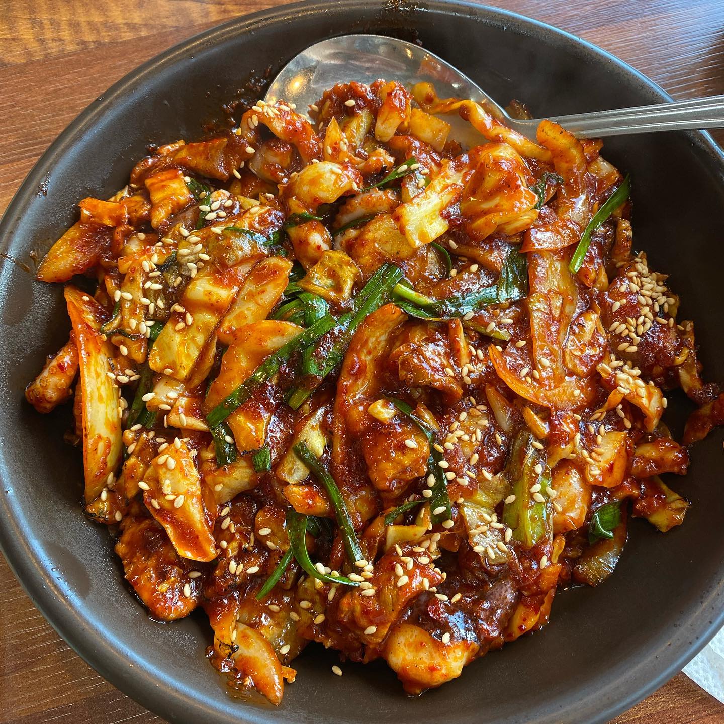 맛있는 쭈삼 🐙💜
겨울방학동안 인턴했던 회사 근처에서 먹었던 점심 ㅎㅎ 
직장인들 구내식당 밥 먹기 싫은거 국룰이자나요 （ •́ .̫ •̀ ）
적당히 매콤하고 불향이 살아있어서
흰밥에 쓱쓱 비비고 참기름 두르면 최고 !
쭈꾸미도 야들야들하고 고기도 큼지막해서 좋았다 
감사히 잘먹었습니다 🍽️