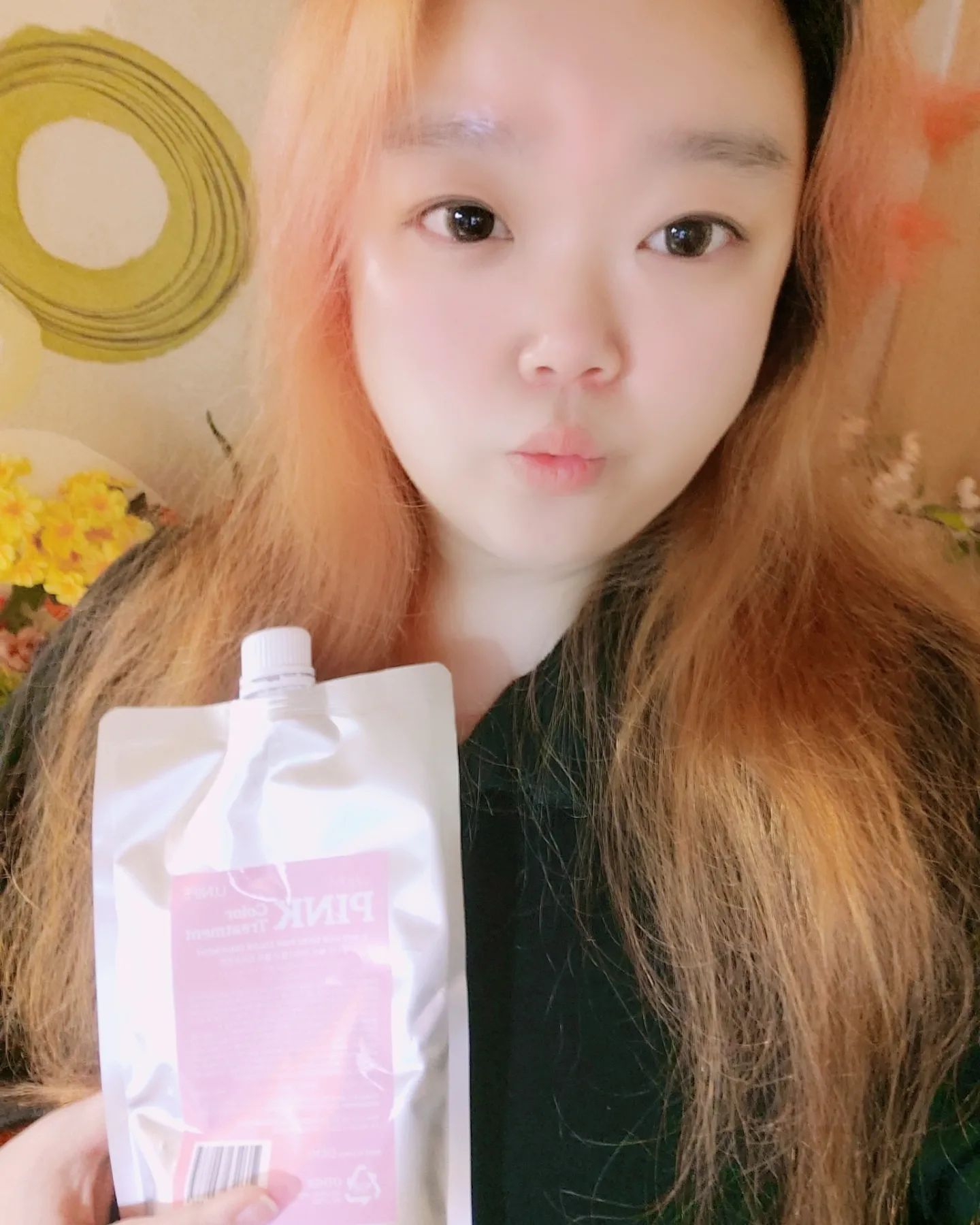 #협찬 demi_korea #유니프 #컬러트리트먼트
.
헤어 케어와 동시에 컬러링까지 가능한 컬러트리트먼트!
유니프 헤어 샤이니 핑크 컬러 트리트먼트 사용해봤어요👌
컬러체인지를 하고싶어 집에서 셀프탈색 2회후 머릿결도 걱정이고 엄두가 안나서 차일피일 미루다 뿌리염색 시기가 지나도록 방치 상태였던 제머리..ㅋ
얼른 사용해 보아요!
.
밝은 모발에 사용하면 밝은 핑크 컬러, 퇴색된 카키색 모발엔 자연스러운 보랏빛 컬러 가능!
구성은 트리트먼트 본품, 비닐가운, 볼까지 들어있어 비닐장갑만 준비하고 샴푸후 타월드라이 한뒤  빠르게 도포했어요~
유니프 핑크 컬러 트리트먼트는 모발을 핑크색으로 바꿔주는게 주 목적이지만, 식물유래 성분으로 매끄러움, 윤기, 보습성분으로 보습감, 케어성분이 모발을 부드럽게 가꿔줘요👍
.
탈색을 두번한 밝은머리인데 생각보다는 컬러감이 잘 안나왔어요🤔
머리 감고 나니 그냥 갈색이 되버려서 당황,,
말리고나니 분홍빛이 맴돌긴 하네요ㅋ
생각한 색은 아니였지만, 특유의 염색약 냄새없이 향기로운 향과 간편하게 할수있고 특히 머릿결 손상없이 오히려 더 부드러워진 느낌이라 만족해요😊
샤워하면서 하는바람에 추워서 바로 헹궈버렸는데 담엔 방치시간을 늘려해봐야겠어요!
.
.
#데미코리아#핑크염색#신상품나왔을땐#셀프염색#손쉬운컬러링#헤어케어#뷰티#핑크트리트먼트#데미지케어#헤어크리닉#셀스타그램#셀카#주부#주부스타그램#데일리#일상#영대#경산#대구#부산#좋아요#소통#맞팔#인친#좋반#좋아요반사#좋반테러