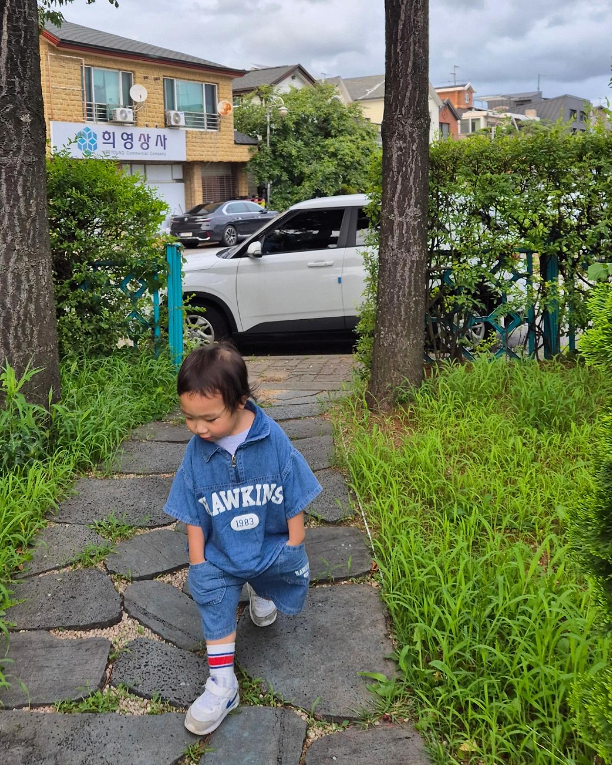 💙

멋스러움, 늘 내가 선도하지

지금처럼 덥지 않을 땐 하원 후 자주 산책했었네
주머니에 손 넣고 다닐 줄 아는 29개월
오빠 멋져요😎

#멋스타그램 #이늘멋져