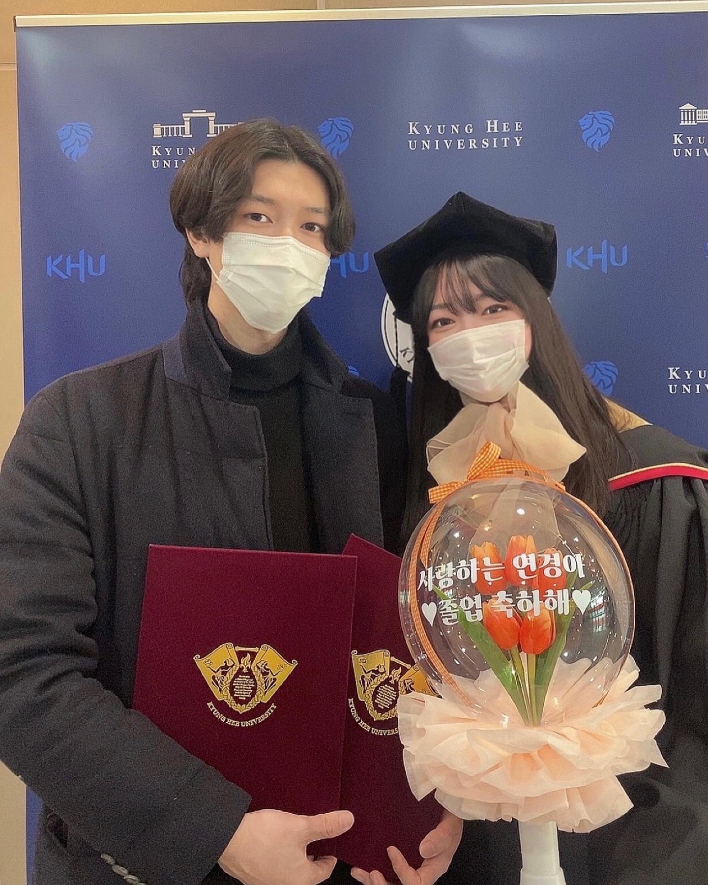 👩🏻‍🎓척척석사 졸업!♥️ (1달전 졸업식 후기)
2년반 동안의 고군분투 끝에 드디어 마침표를 찍었다. 
원래도 잘 못 자던 잠을 더 줄여가며 살았던 치열했던 2020-2022년은 이제 보내주고 2023년에 또 새로운 그림을 그려가야지! 바쁘게 열심히 사는 삶을 지향하는 나의 방향성을 늘 응원해주고 뭘 하든 멋지다고 이야기해주는 친구들과 사람들에게 정말 감사하다 :) 
더 괜찮은 사람이 되어 보답해야지☺️ 그리고 역시나 바쁘신 해외에 계신 부모님을 대신해 휴가 쓰고 졸업식까지 와주고 예민한 나를 언제나 따뜻하게 이해해주고 감싸주는 종훈이에게도 같이 고생했는데 정말 고맙다고 이야기 하고 싶다. 덕분에 무사히 마쳤다♥️행복해♥️

#경희대 #MBA #졸업