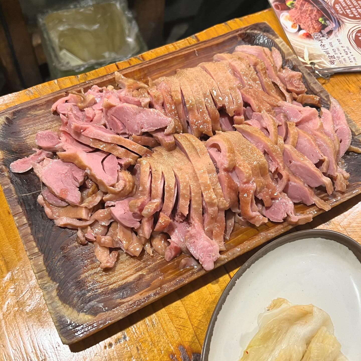 남양주 맛집_온누리 장작구이 팔당본점🦆

오리 장작구이 🦆
한마리 55,000₩

둘이 먹기 좀 많은 감이 있지만, 남자 두분이면 거뜬히 드실듯 한 양입니다.

국수도 맛도링🍜
이벤트처럼 다먹어 갈쯔음 꺼내주신 노오란 꿀고구마!!
진짜 꿀맛이였듬,, 🍠

셀프코너가 따로 있오요.

다먹구 팔당댐 뷰로 산책하는 코스로 굳!👍

커플끼리 친구끼리 가족끼리 회식 등등
남녀노소 모두 좋아하심!!