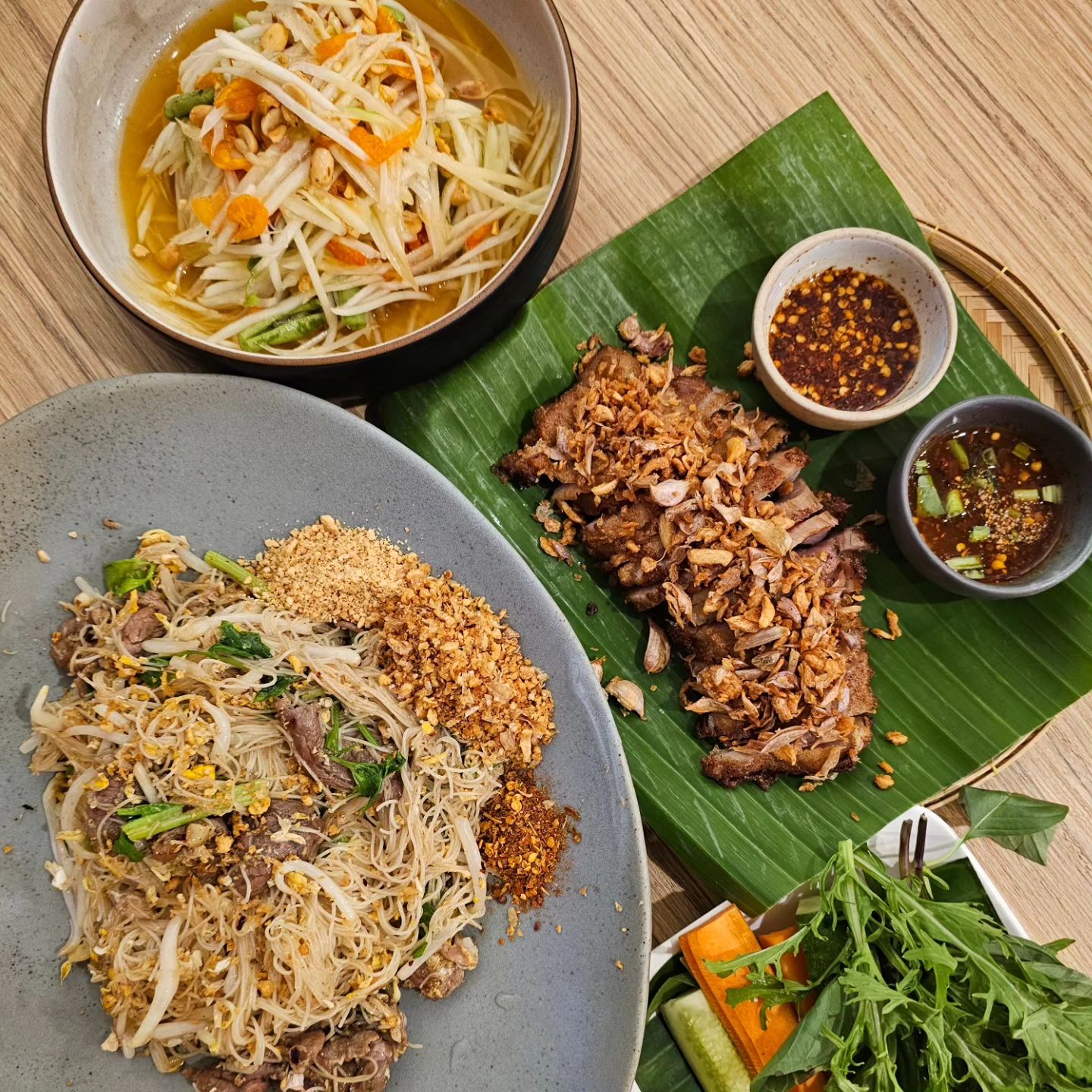📍Somtum Der
쏨땀 미슐랭 맛집!! 숙소 근처라 그냥 가봤는데
쏨땀기본맛이 저정도면.. 미슐랭 맞음!
쏨땀 종류가 엄청 많고
다만 쏨땀들에 생선젓갈이 들어가면 호불호가 갈릴수있음
✔️쏨땀 기본 80 Baht
⠀
⠀
⠀
📍길거리 치킨
정말 뻥안치고 KFC보다 한 100배 정도 맛있음 ㅠㅠ가격도 현지 KFC보다 훨씬 쌈
길가다 보이면 꼭 먹기
✔️ 닭다리 20~50 Baht
⠀
⠀
📍Lek Seafood
한국인들에게 유명한 가성비 맛집
사실 현지 물가 생각하면 싼편은 아니지만
그래도 한국 물가 생각하면 그래도 싼편
간이 좀 쎄지만 대체적으로 다 맛있음!
푸팟퐁커리가 부들부들하면서도 튀김튀김한 맛!!
✔️모닝글로리120 Baht
푸팟퐁커리 450 Baht
새우튀김.180 Baht
⠀
⠀
📍로띠
지난 여행때 너무 맛있게 먹어서 또 먹으려했지만
그때에 비해 2배 정도는 오른 가격에
1일 1로띠 밖에 못했다는 슬픈 이야기
✔️누텔라바나나 로띠 방콕 60~100 Baht
파타야 20 Baht
⠀
⠀
📍몬 놈쏫
방콕 MZ들 사이에서 유행중인 빵집
부드러운 식빵에 달디 단 잼을 발라주는데
거기에 또 우유에 설탕 넣은 그 우유와 함께 먹는거라던데
정말 달지만 그래도 한번쯤은 먹어봐도 좋을맛
초달달달달
✔️토스트30 Baht
설탕우유 40 Baht
⠀
⠀
📍코코넛빵
라오스에서 먹고 너무 반해서 아이콘시암에서 또 사먹음
풀빵같은게 훨씬 맛있고 떡같은건 그닥..
✔️풀빵 50 Baht
⠀
⠀
📍굴전
날것은 해외에서는 잘 안먹어서 익힌 굴로 만든 굴전
우리나라 굴전과 비슷한 맛
✔️굴전 150 Baht
⠀
⠀
📍어디에나 파는 땡모반
어디에서 먹어도 맛있는 땡모반
대마초 들어가있는 땡모반도 있으니 주의 ⚠️
✔️땡모반 50~70 Baht
⠀
⠀
📍크리스피 버터롤
쩟페어 야시장에서 사먹었는데 너무 맛있어서 여기저기 돌아다니며 찾았는데 다른데선 못본 그런 간식ㅠㅠㅠ
다시가면 버터롤만 한박스 사야지
✔️버터롤 50 Baht
⠀
⠀
📍시장에서 파는 슬러쉬콜라
더울때 먹으면 끝남
✔️슬러쉬 20 Baht
⠀
⠀
📍파타야 터미널21 의 Pier21 푸드코스
진짜 가격이 어마무시하게 쌈.. 너무쌈
이럴줄알았으면 파타야에서 3일은 더 있었을텐데
하얀코코넛스프가 나름 매력있는 그런 곳
✔️볶음밥+코코넛스프 세트 85 Baht
돈까스 45 Baht
짜조 35 Baht
⠀
⠀
⠀
⠀
#특파원우여사_태국 #배낭여행 #해외여행 #태국여행 #방콕맛집 #방콕여행 #thailand #bangkok #travel #travelgram #travelphotography #travelling #traveler #travelblogger #photo #photography #photooftheday #foodphotography #foodgram #foodporn #instagood #instadaily #selstagram #selflove #moodygram #먹스타그램 #여행 #여행스타그램 #backpacking #backpacker