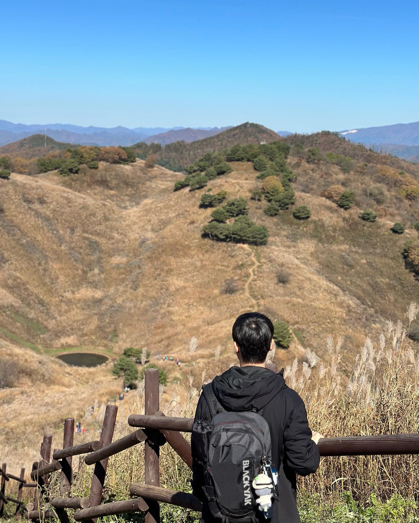 #민둥산 
2️⃣ 편

⛰️
예전부터 가보고 싶었던 민둥산!
지금은 민둥산 억새축제 기간이어서 사람이 엄청 많았다,,

증산초교에 주차하고 다녀오려고 했는데 만차여서 OK 주차장에 주차하고 등산 시작!

처음에 여기로 가는게 맞나,,? 싶은데 거기가 맞음. 
초반 급경사만 지나면 무난한 코스가 나온다 👍

정상석 사진 줄 엄청 길다,,
정상 돌리네 신기하다,,
억새 너무 멋있고 예쁘다,,

사진 많이 찍고 천천히 다녀왔을 때 왕복 4시간 정도 걸렸음!
다음에 또 가야지 ㅋ
.
.
.
.
.
#등산 #등산스타그램 #등린이 #산스타그램 #산린이 #hiking #登山 #반달이