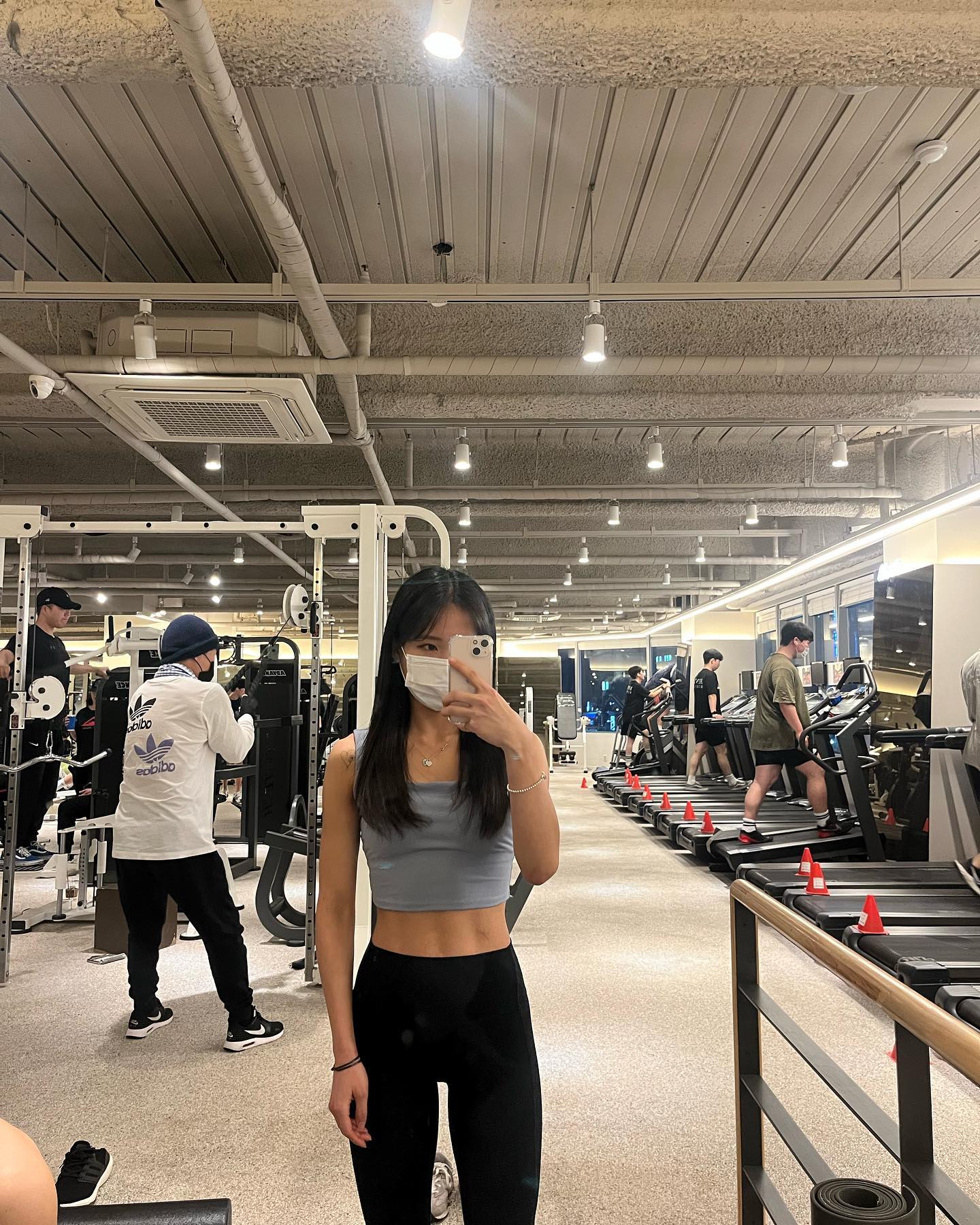 태닝 점점 까매지는 중•••! 😁
.
.
.
#오운완 #ㅇㅇㅇ #태닝 #여자태닝 #바디프로필 #눈바디 #운동기록 #헬스