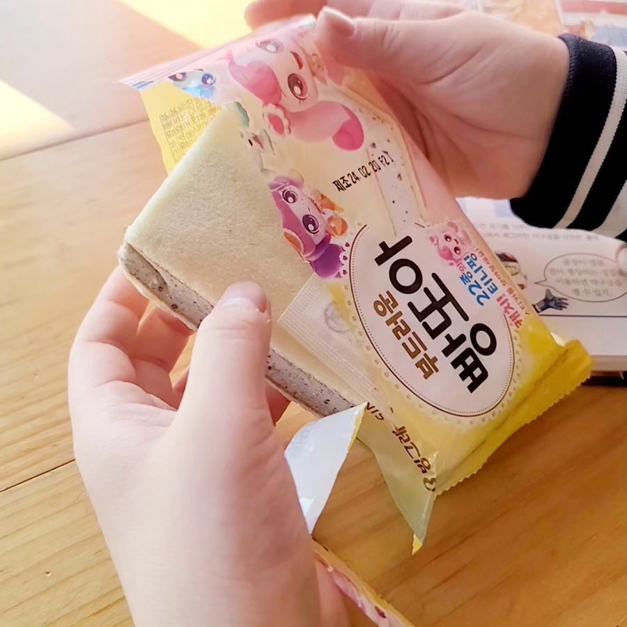 #협찬 #빵또아 
#빵또아캐치티니핑 

빵또아 좋아하는데....
캐치! 티니핑과 만나 신제품을 출시했다는거~
2가지 버전의 디자인으로 
최애핑을 골라먹는 재미도 있다는거~ ^^
22종의 티니핑 랜덤스티커도 모을 수 있어요!

달콤하고 부드러운 #캐치티니핑빵또아 
넘넘 맛있네요~ ^^

편의점에서만 판매하니 고고고~!!

#부드러운빵또아 #빵또아신제품
