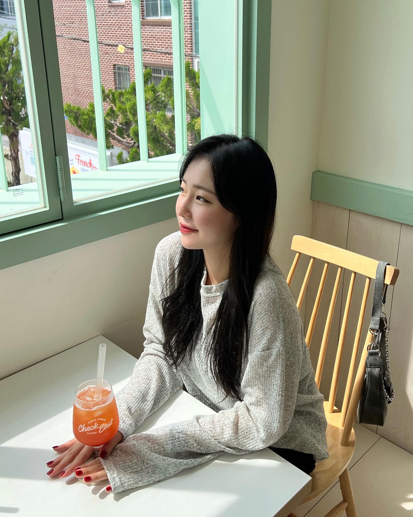 #은삐카추
(은비치가 추천하는 카페 어쩌구 저쩌구 ..)😉

체크이스트는 찐 자연광 맛집😋✨
