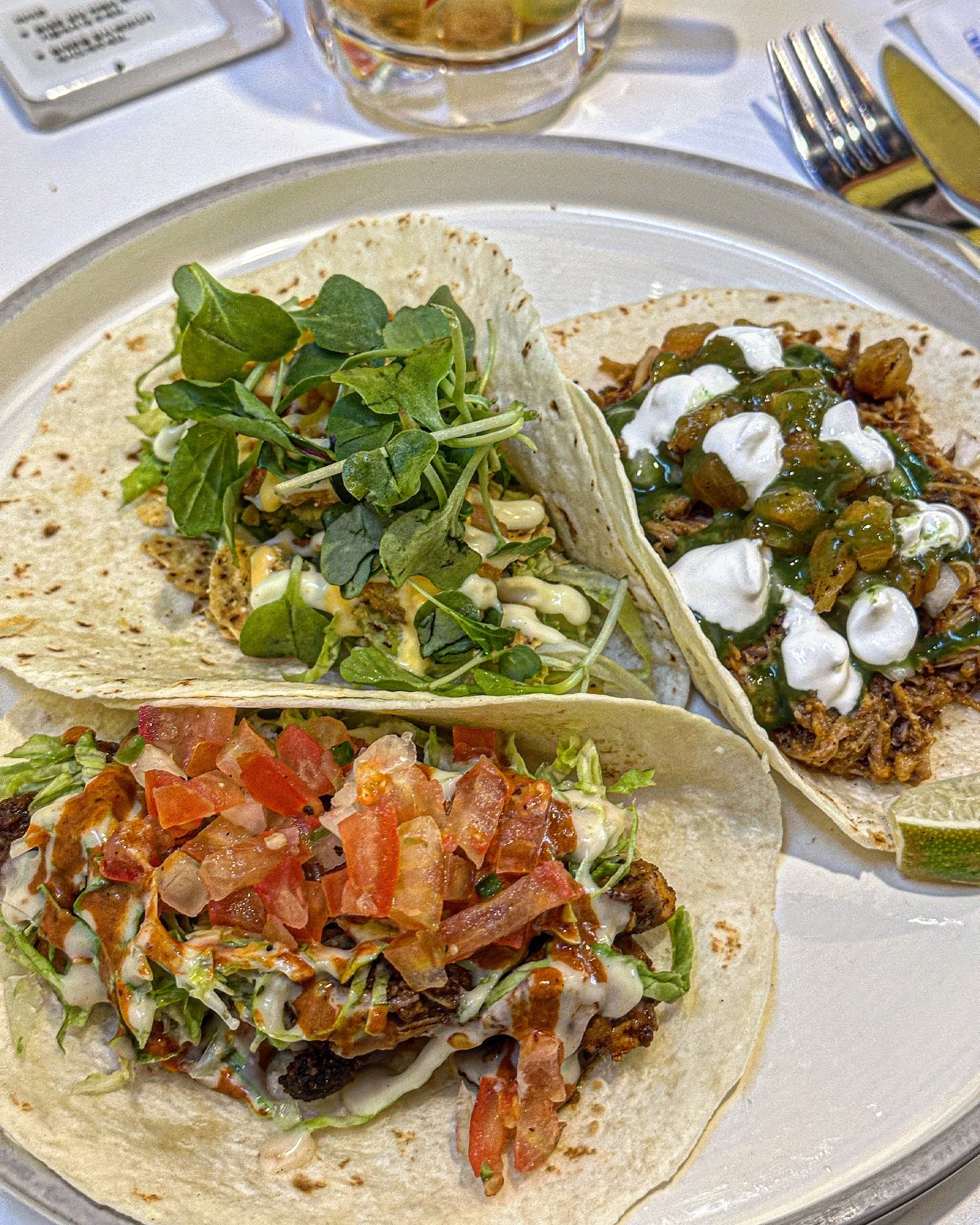 두번째 방문! 혜화역 타코 맛집 #솔멕시 🌮

전체적으로 다 특색있게 맛있고
비주얼도 보기 좋은 타코들이야.
가오픈때보다 고기가 더욱 푸짐히 들어가있고
야채와 소스까지 다양하게 뿌려져있어.
맥주나 하이볼 안주로 딱.. 당연히 주문했어 🙉

그래도 이 중에 취향을 뽑는다면 이정도될듯!
새우타코 > 치킨타코 > 솔타코(엄청 매움 주의)

가오픈때는 세조각 거뜬했는데
요번에는 크기가 커졌는지 뭔가 다 못먹어씀..
나처럼 나대서 남기지말고
그냥 2조각 주문해서 먹기를 추천해 😙

음식이 나오는데는 기본 20-30분은 넘는거 같아.
점심시간이 정해져 촉박하게 먹어야한다면
늦을 수 있으니 주의하길 바랄게.

#한성대입구역맛집 #혜화맛집 #동대문맛집 으로 추천할게

📍솔멕시
서울 성북구 동소문로6길 4-24 1층

💳
- 타코 3pcs 세트 13,500
- 치즈폭탄옥수수 5,500