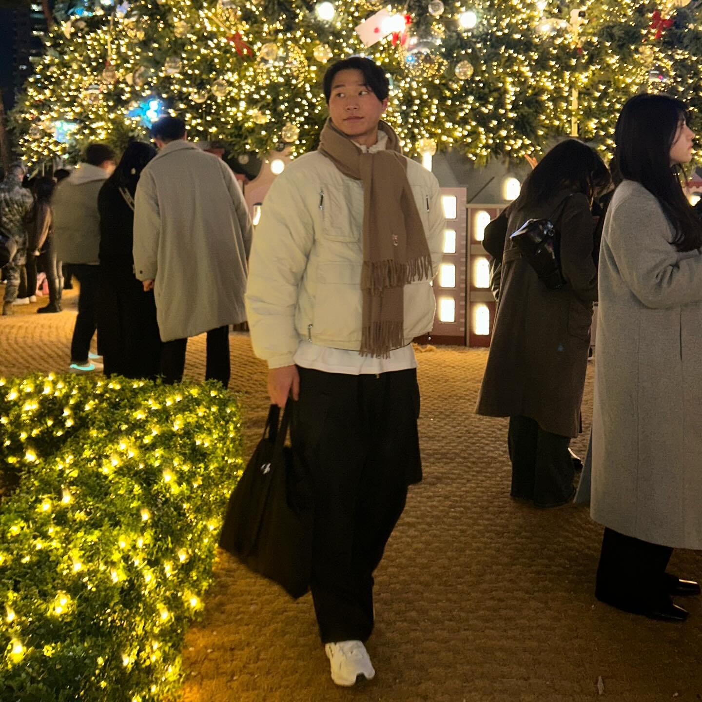뒤늦은 christmas
#얼스타그램 #셀스타 #패션스타그램 #패션코디 #코디 #코디룩 #인스타패션 #스트릿패션 #인스타코디 #옷스타그램 #인스타데일리 #데일리룩 #스타일쉐어 #팔로우 #팔로미 #좋아요반사 #좋반사 #오오티디 #인천 #서울 #구미 #롯데타워 #크리스마스 #christmas