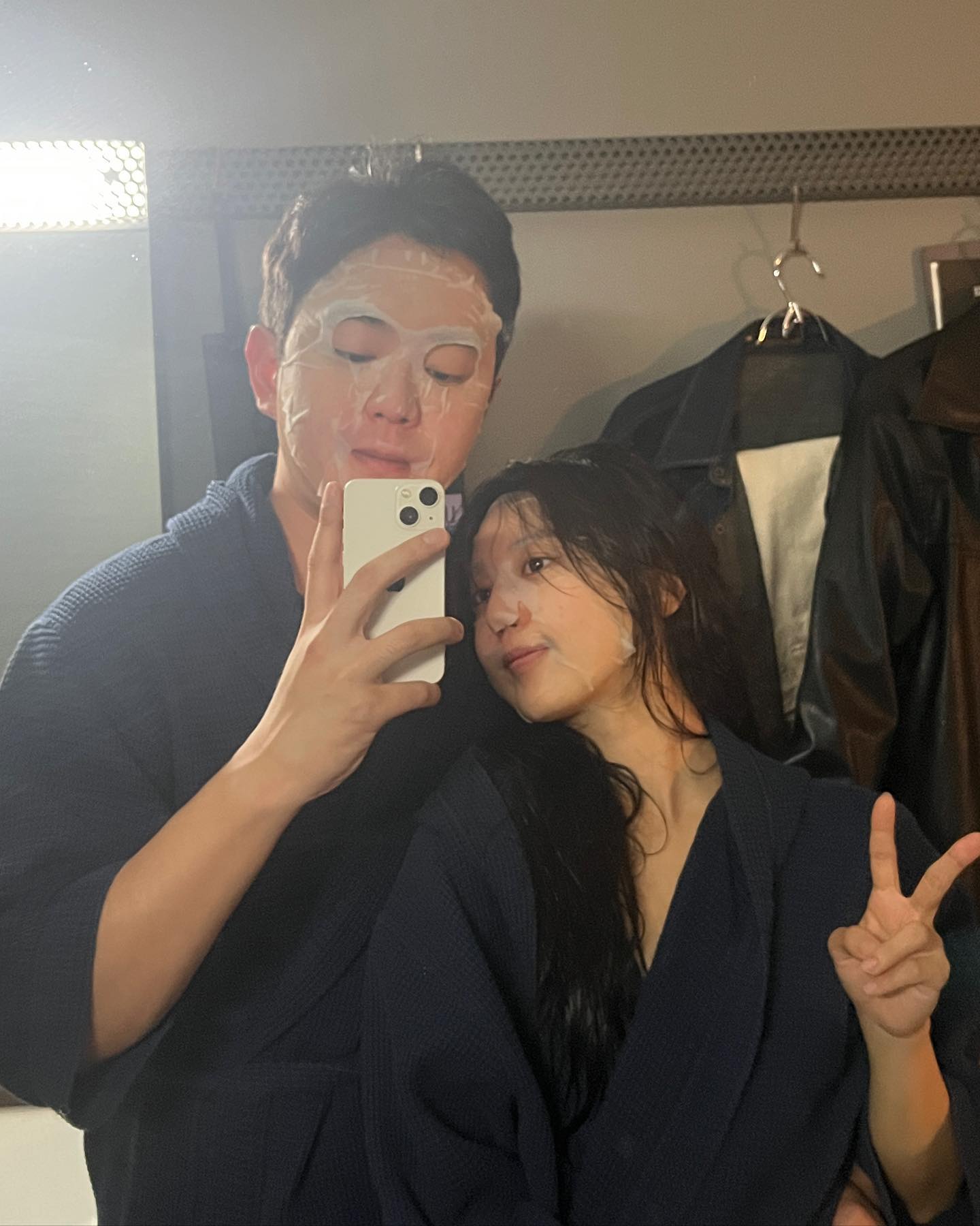 영감이랑 호캉스할 때 챙겨간 바이유어 데일리 마스크 팩🤍

원래는 팩하자고 들이대면 얼굴 미끌거린다고 싫어하는데
이건 흡수가 빨라서 산뜻하다구 좋아했어요😇

진정에 효과적인 병풀, 티트리 추출물이 들어있어서
저보다 피부가 더 민감해 조금만 긁어도 빨개지는
영감탱에게 딱이었답니다!

한 장씩 뽑아쓰는 거라 1일1팩하기 좋아요!

(영감한텐 좀,, 작어유,,🤭)