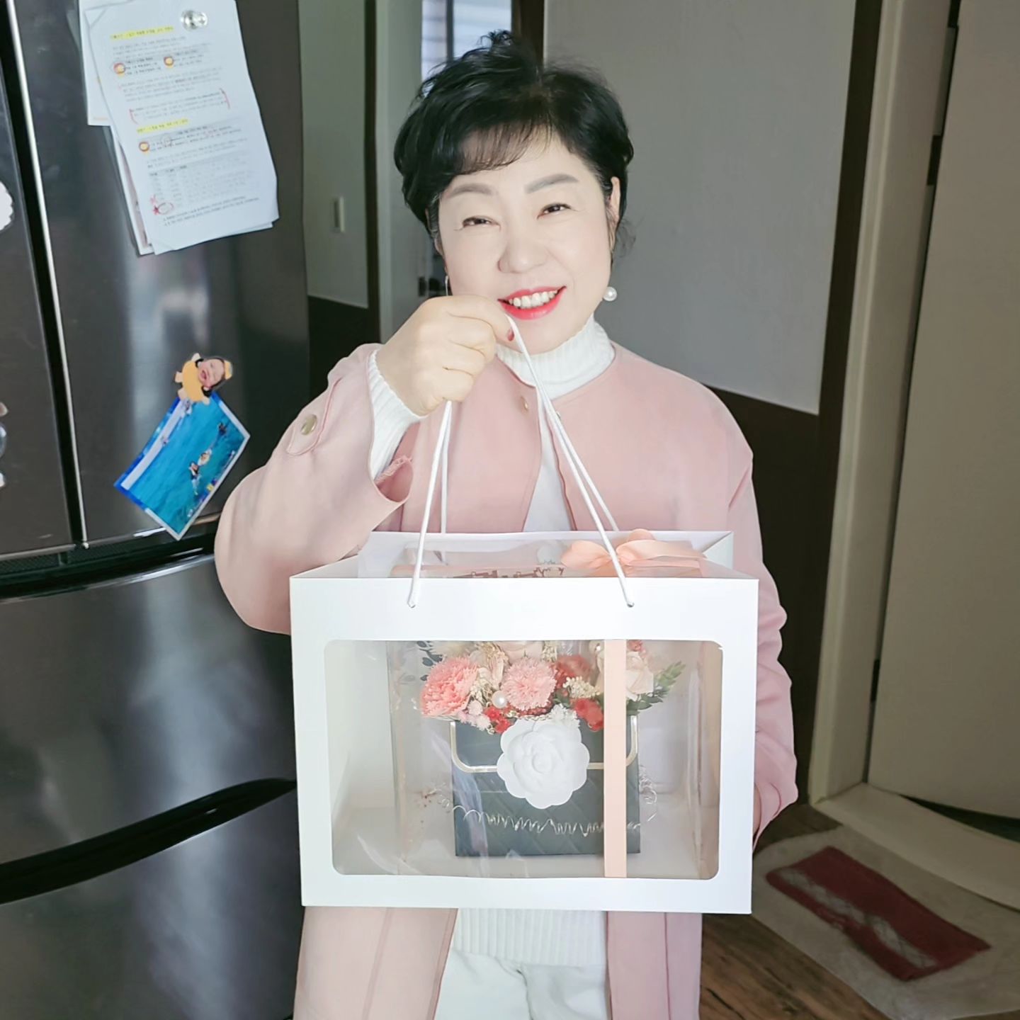 #협찬
.
이번 어버이날은 김종희플로라의
샤넬꽃바구니로 준비해보았어요~

생화가 아닌 비누꽃이라서
오랜기간동안 이쁜모습 그대로 간직할 수 있고요.
택배가 가능해 집에서도 간편히 받아볼 수 있답니다.

현재 이벤트 중으로
4월24일까지 구매시 38900원
5월1일까지 구매시 43900원
저렴한 이벤트 가격으로 만나보실 수 있어요❤️
.
#김종희플로라 #어버이날 #스승의날 #부부의날 #성년의날 #로즈데이  #어버이날꽃배달 #어버이날꽃바구니 #어버이날꽃다발 #강남꽃배달 #강남꽃집 #꽃바구니택배 #샤넬꽃다발 #샤넬꽃바구니