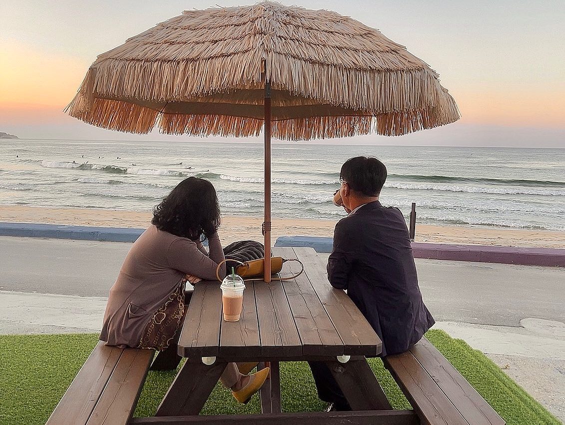 .
나의 십대와 이십대를 보냈던 
추억의장소 동산해수욕장🏖️
어렸을적 엄마아빠랑 물놀이도 마니
했는데 이제 많이 시간이 지났네 ㅠㅠ
십대때 마니 다녔던 곳을 이제 애넷
엄마가 되서 왔다 ㅋㅋㅋㅋ
예전과는 많이변했지만 가보니
추억이 새록새록~~

.
.
.
#강원도#양양#동산해수욕장
#추억팔이#추억의장소
#안녕나의20대
#돌아가고싶다😭