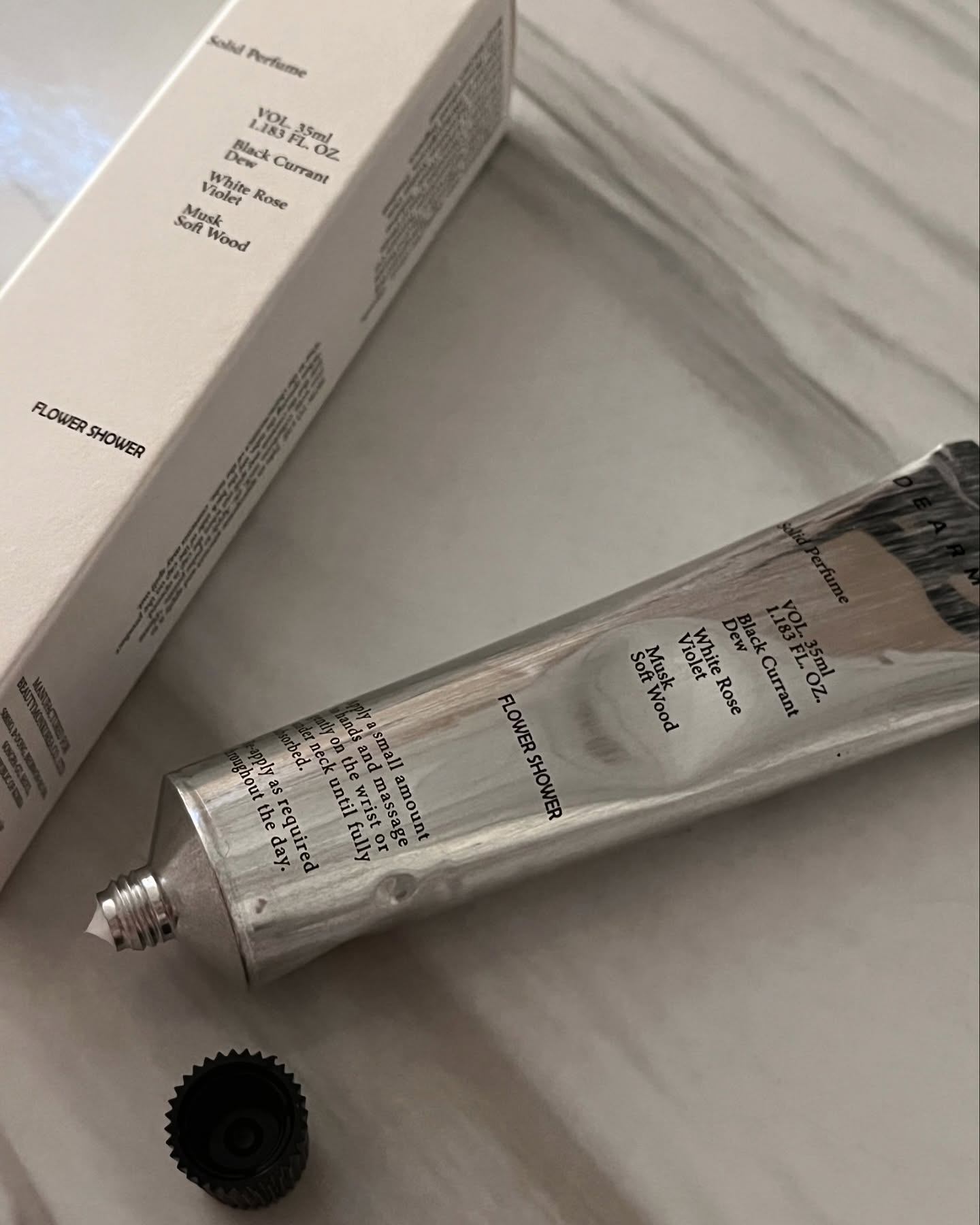처음 바르면 쌉싸름한 풀? 꽃? 냄새가 나는데
그 향이 날아가면 연한 플로럴향이 머스크향이랑 섞여남
평소에 가볍게 바르기 딱 좋..🤍
⠀
⠀
⠀
⠀
⠀
#디아르망 #디아르망고체향수 #dearmand #향수추천 #솔리드퍼퓸 #바르는향수 #살냄새향수 #20대여자향수 #30대여자향수 #은은한향수
#협찬 dearmand_official