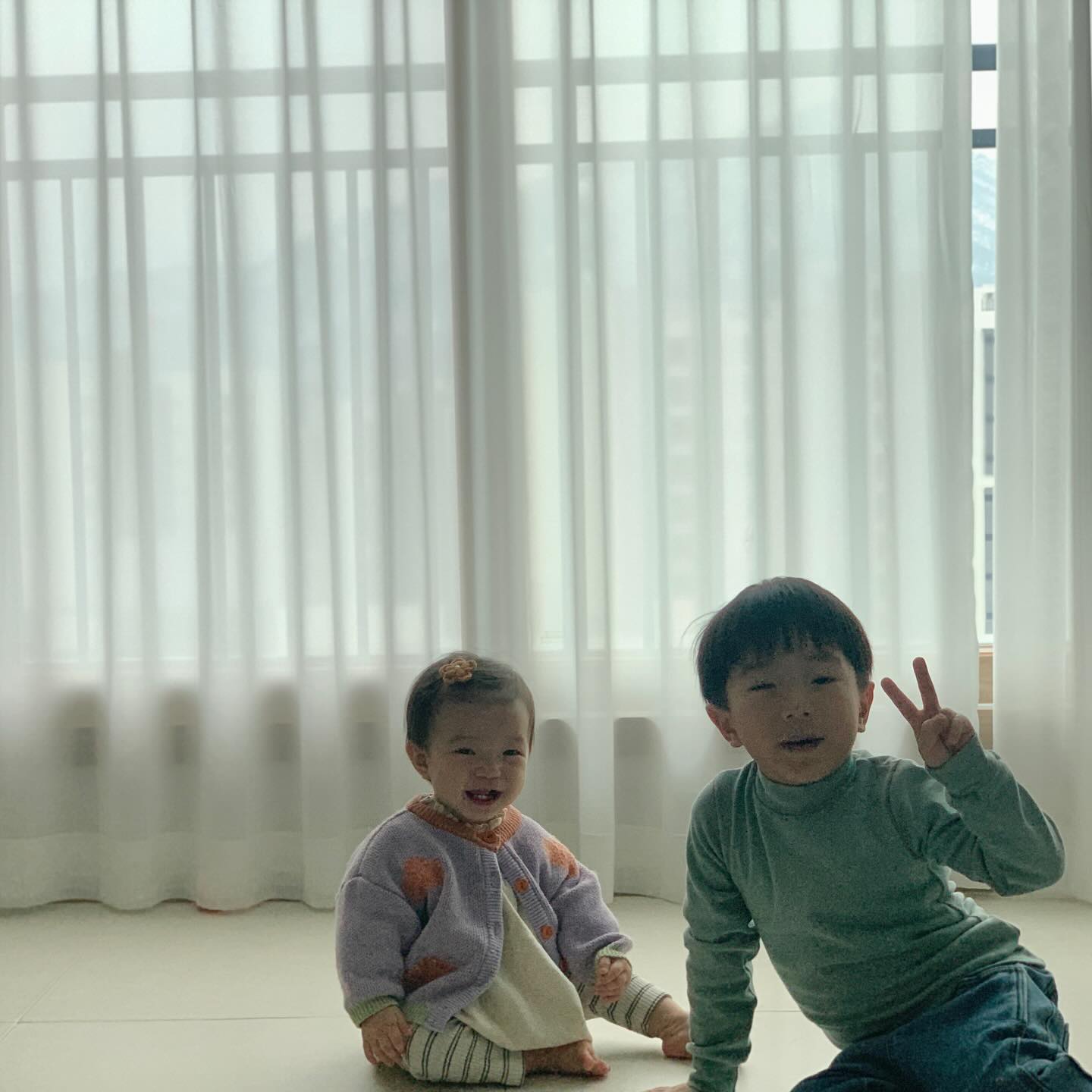 #호율남매 나 너네 마이 사랑하네🩵
둘이 꽁냥거리는 거 보면 막 배불러버려〰️
아니 둘 낳길 너무 잘했지 뭐야🤤❣️