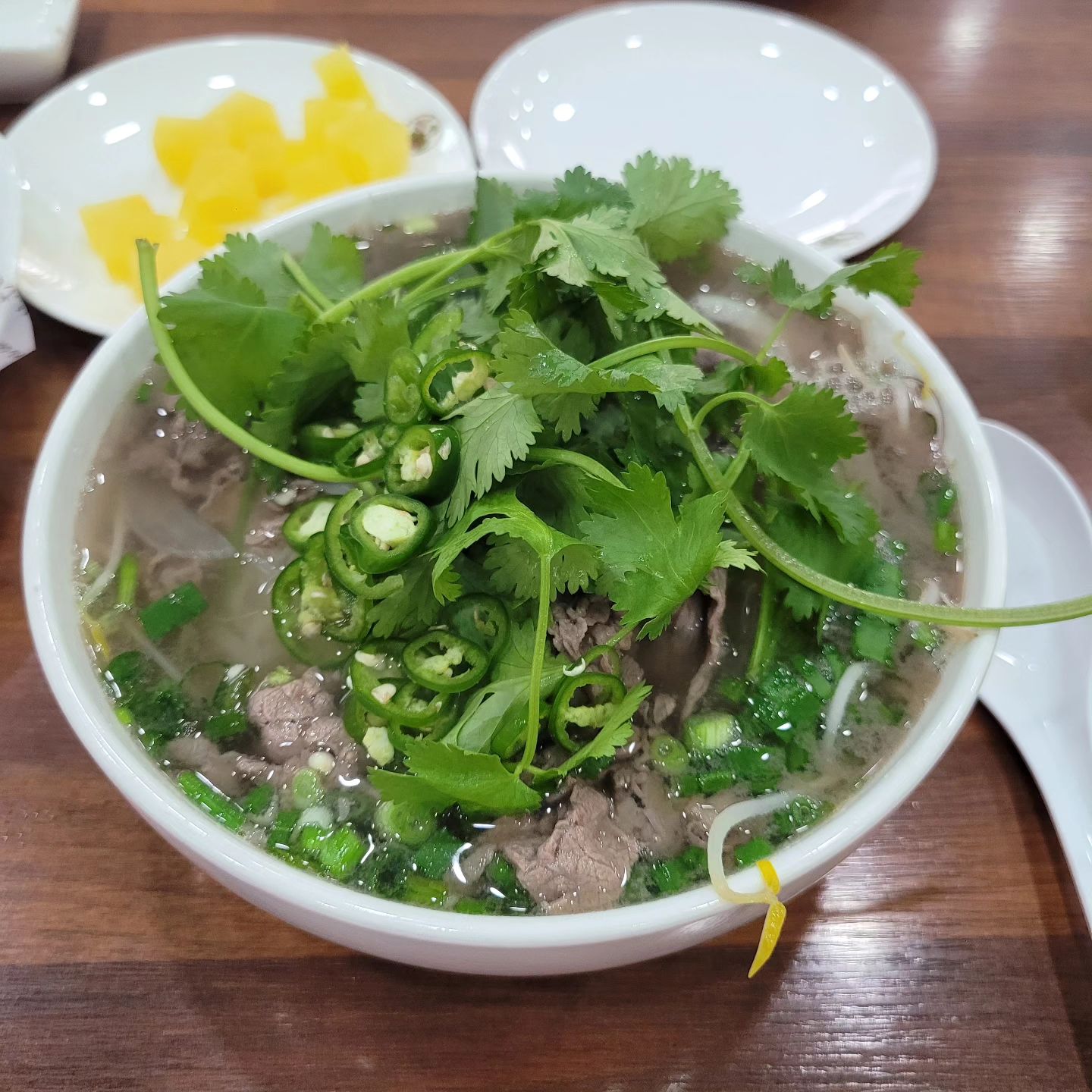해장으로 최고다
와 나만 알고싶은 맛집
이미 유명해서
평일 점심시간에 만석인건
우짤수 없나봄ㅎ

1인세트 주문했는데
푸짐한 양 덕분에 아직까지 배 빵빵
다 못먹은건 너무 아쉽지만
진짜 맛있는 한끼였다ㅎㅎ

흔한 직장인의 점심시간
아주 알뜰히 시간 보내기ㅋㅋ

#샐리네집밥 #샐리네식탁 #샐리의맛집탕방 #점메추 #쌀국수 #반미