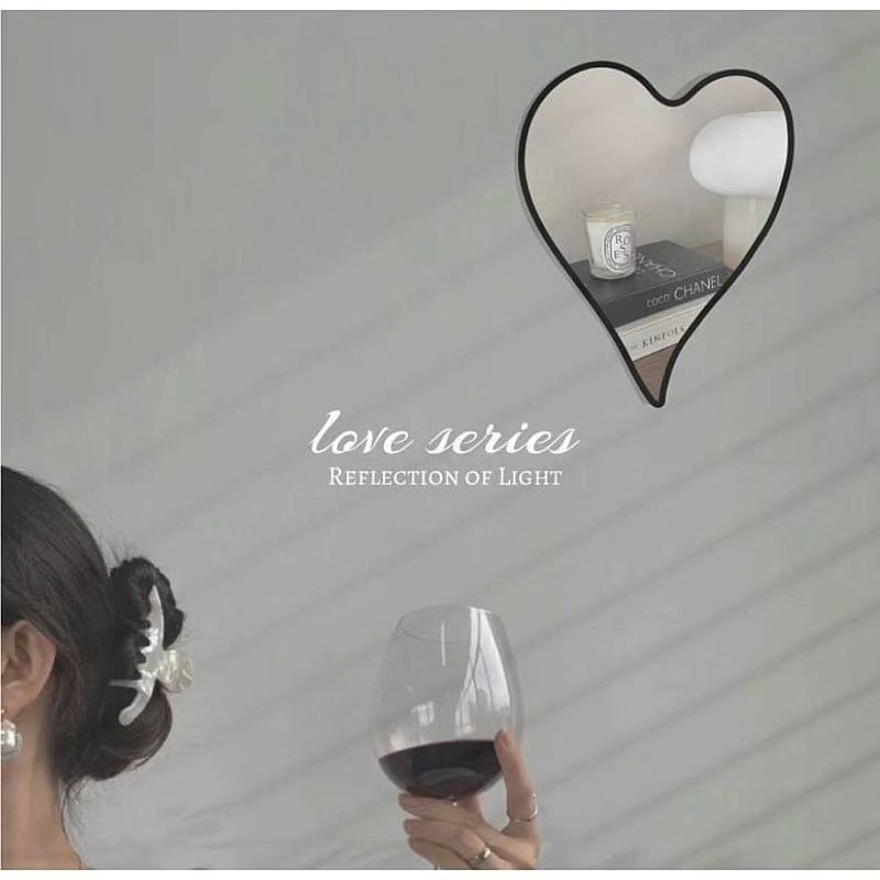 우리집 분위기를 새롭게 바꿔줄 뉴 쉐이프 어떠세요👀

​
❤︎ 리오라 하트미러 𝙊𝙋𝙀𝙉 [ ~10/26‼️]

모던함과 위트를 함께 겸비한 다양한 활용도의 하트 미러🤍🖤
인테리어 소품으로도 인기 많아요:D

❤︎ 𝘾𝙝𝙚𝙘𝙠 𝙥𝙤𝙞𝙣𝙩

▪️리오라에서 직접 디자인&제작하며 모든 과정을 직접 핸들링해요
▪️하트실루엣의 라인으로 심플함과 위트함을 더했어요
▪️아크릴 소재로 깨지지 않고 가벼워요
▪️일반 유리거울보다 가벼워 설치 및 사용이 편리해요
▪️강도가 좋아 쉽게 깨지지 않으며, 깨지더라도 파편이 날카롭지 않아 베이는 사고 발생을 예방하고 아이가 사용해도 안전해요

​
❤︎ 구성

▪️초미니(검정) : 12*15cm
▪️미니(검정) : 19.4*24.5cm
▪️미듐(검정) : 23.5*30cm
▪️라지(검정) : 40*50.9cm

➡️ 세트구성 : [세트할인] 추가‼️
➡️ 세트구성은 최저가 할인에 또 추가할인이 들어가니 여러공간에 두거나, 레이어링하실 분들은 세트구성으로 꼭 선택해주세요!
➡️ 커스텀(레터링서비스) : 초미니한정 / 레터링 서비스 (화이트/블랙 택1)
➡️ 뒷면 벽걸이용 삼각고리 or 부착형 선택 가능

❤︎ 공구만의 혜택‼️

▪️최저가 할인 혜택
▪️초미니 사이즈 레터링 (원하시는 문구를 넣은 레터링 서비스를 해드려요)
▪️옵션9번 레터링. 화이트컬러 변경시 가격 추가없이 무료.

​
공간이 허전하거나 밋밋해서 뭔가 꾸며주고 싶을 때
선반이나 벽에 포인트를 주고 싶을 때
아이방. 현관문에 위트를 더하고 싶을 때
활용도 너무 좋은 하트미러와 함께 해주세요:D

​➡️ 구매고객 모두분께 천연식물성 향료 & 아로마오일로 만든 인센스콘 드립니다:)

​
❤︎ 공구기간 : 10/24~10/26 (3일간‼️)

​
❤︎ 배송기간

우체국택배 배송비 3.000 / 제주.도서산간 별도추가
10만원이상 구매시 무료‼️
[무지+ 검정 주문시] 정오 12시 주문건까지 당일 출고
[문구추가 주문시] 2~3일 소요예정
리오더시 7일추가 소요예정
​

✅️ 구매 및 문의는 댓글 또는 디엠 주세요 ✅️