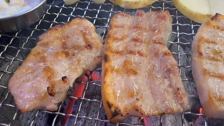 질 좋은 한돈 한우만 취급하는 대구 장기동 먹자골목 기성비 맛집!! 
조금이라도 느끼하려고 하면 전라도식 묵은지로 진화하면 끝도 없이 들어가는 매직! 

그집 숯불화로구이
#대구장기동맛집#장기동고기집#대구장기동술집#장기동고기집#장기동회식장소#장기동먹자골목맛집#본리동술집#대구용산동고기집#그집숯불화로구이