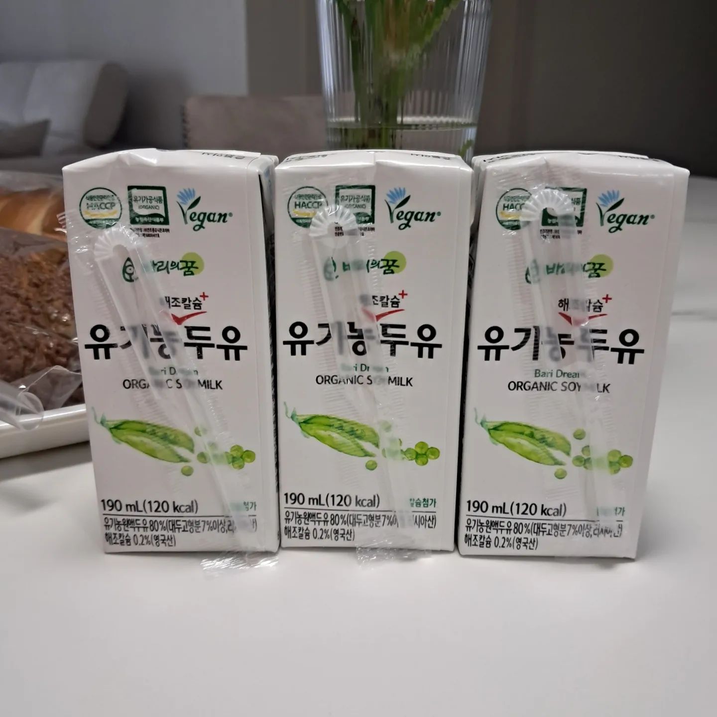 #협찬 바리의꿈 유기농해조 칼슘두유 

🥜🥐요즘저와 늘 함께 하는 비건두유~ 사이즈도 가방에 쏘옥 든든 하게 아침대용으로 마시고 있는데요 !!
🥜🥐두유는 처음에 모유나 분유를 먹지못하는 어린이들을위해 개발됏다는데요 특히 유기농해조 칼슘두유는 유기농사탕수수 원당과 유기농선인장으로  자연의 단맛을내서인지 전혀 부담스럽지 않고 달지도 않아서 마시기너무좋아요 !
🥜🥐칼슘을보강한데다가 식물성 담백질 음료이니 온가족 마시기 너무 좋네요
용량도 190ml로 테트라팩 포장이라 가방에 쏘옥 든든해요 
어린이두유로도 .임산부들 비건두유로도 너무좋을 유기농두유 추천합니다 !!

#유기농두유 #어린이두유 #임산부두유 #비건식품 #이노푸드 #삼육두유