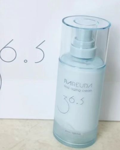 한겨울이 다가오면서 피부 건조가 더 심해지는 것 같아 걱정이었는데, ⭐️씻뿌바 바르다 슬로우에이징 크림⭐️ 을 사용하면서 피부 관리에 좋은 기회를 얻었습니다. 이 제품은 여러 가지 화장품을 사용하지 않고도 건성 피부를 케어할 수 있는 아주 유용한 제품입니다. 용량도 50ml로 충분히 넉넉하네요!

롤링하는 순간에 부드럽게 녹아들어 피부에 잘 흡수되는 샤벳벨베티 제형이라니, 그 뿐만 아니라 꽃 향기로 피부에 좋은 느낌을 주기도 하더군요. 제일 만족스러운 점은 끈적임 없이 빠르게 흡수되어 편하게 사용할 수 있다는 것이었습니다. 외부 공기와의 접촉을 최소화한 진공 용기와 펌프타입으로 스킨케어가 간편하게 가능하다는 것도 좋네요.

바쁜 아침에도 데일리 케어용으로, 홈스파에서 마무리 단계로도 활용할 수 있어서 적극적으로 추천하고 싶습니다. 제품의 혜택을 누려보고 나서 이런 소중한 후기를 남겨주셔서 감사합니다! ❤️
⠀
⠀
#협찬 #씻뿌바 #뜰꽃 #36.5 #sipuba #삼십육쩜오
#슬로우에이징크림 #보습크림 #겨울철크림추천
#건성크림추천 #건성피부 #화장품추천