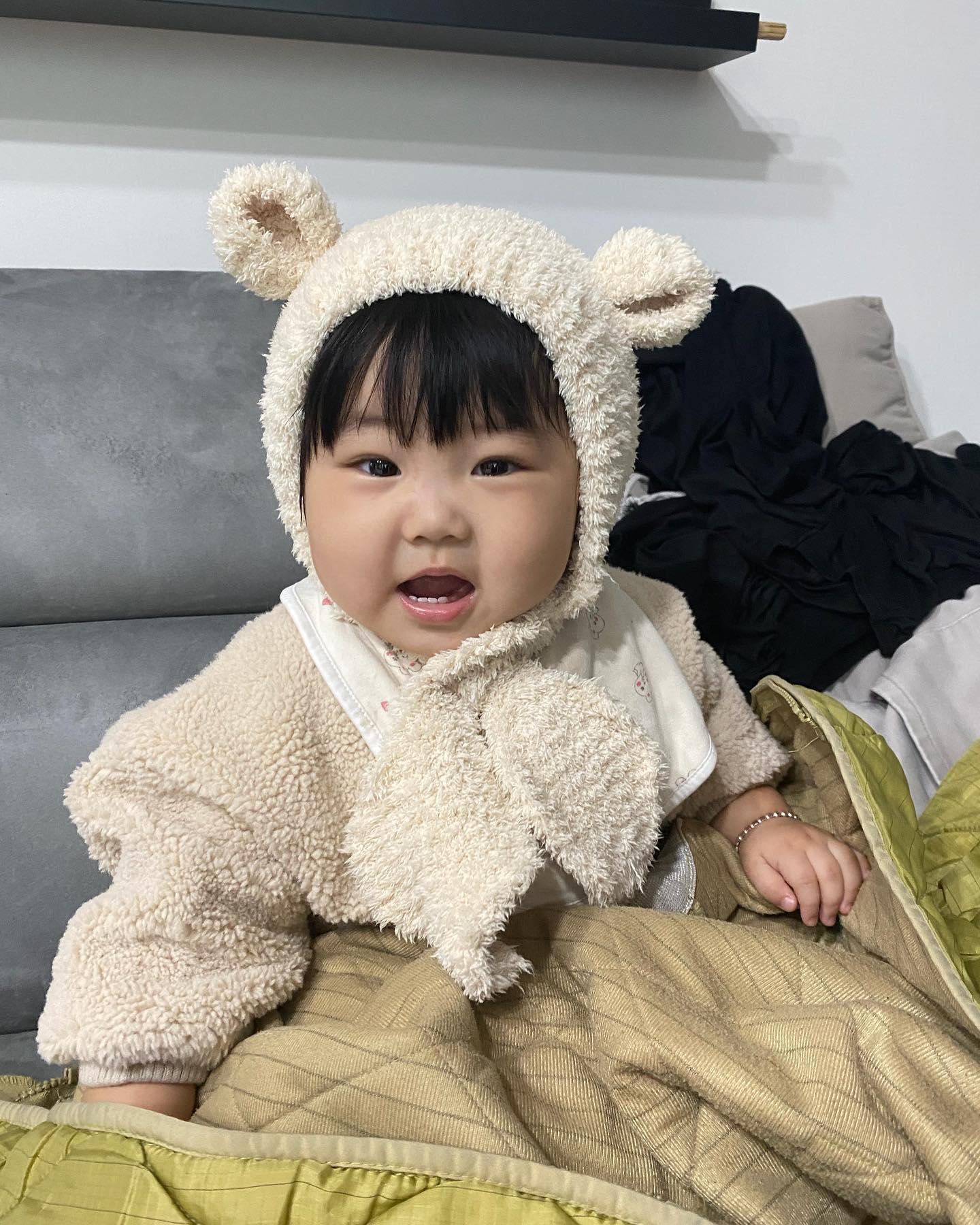 ❤️2023.1.8 생후380일 하윤공주❤️

이번주말은 알차게 보냈다. 
야외에서는 처음해보는 걸음마연습 집앞에 놀이터에 걸음마보조기 들고나가서 키키랑 같이 산책 겸 연습 안넘어지고 넘어져도 혼자 일어나서 걸으려고 하고 너무너무 기특한 우리딸 손잡고 산책하는 로망이 있었는데..막상 걸으면 잡으러 다니느라 바쁘다고 하든데 아직은 손잡고 걸어다니고 싶은 마음이 더크다 우리애기 놀이터에서 엄마아빠는 커피마시고 하윤이는 요거쪽쪽먹고 3호슈트가 팔다리가 다 작아질만큼 쑥쑥 커버린 우리딸오늘 쌍꺼풀이 너무 예쁘게 보여서 하윤아빠가 폭풍으로 찍은 사진들 오랜만에 내가찍은사진이 아닌 아빠가 찍어준 사진들 어제도 오늘도 아빠랑 즐거운 시간 보내고 낮잠2 한시간째 주무시는틈에 샤워도 하고 여유로운 주말 만끽중 😚
다음주에도 재미있게 놀자 우리하윤이 오늘도 잘먹고 잘자고 아프지않고 잘 자라줘서 고마워 엄마아빠가 많이많이 사랑해 우리딸 🫶