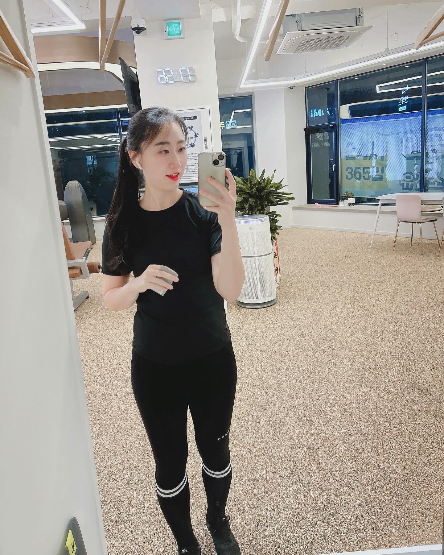 .
엄마들은 운동하고 싶어도 시간적 제한도 많이 받고 따로 시간내서 운동가기도 힘들잖아요😭

24시간, 365일 언제든 운동을 할 수 있는 밀론부티크💜

주말에 갔더니 사람이 없어서 혼자 운동한 적도 종종 있는데 너무 쾌적하고 좋더라구요😍

저녁에 가면 그래도 사람이 있는데 헬스장처럼 하고싶은 기구 못하고 오지 않고 이건 사이클이 돌아가는 방식이라 못하고 올 수가 없어요💛

사이클 2바퀴에 35분 정도 걸리는데 앞뒤로 스트레칭 하고 로잉좀 타고 해도 1시간이 걸리지 않아요❣️

1시간도 안했는데 운동 효과는 good👍🏻

육아를 하려면 체력은 필수인데 운동하고 체력길러 다시 육아의 길로🤣 워킹맘 육아맘 모두 화이팅🫶🏻

#밀론부티크 #운동하는여자 #운동하는엄마 #죽전PT #죽전24시헬스 #헬스장추천 #죽전헬스장 #시설깨끗한헬스장