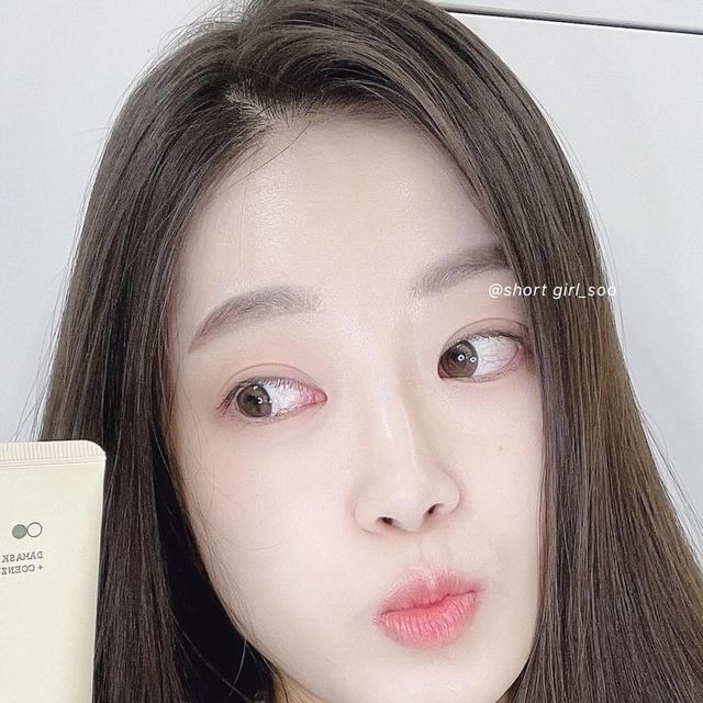  쑤🍑🐳 on Instagram: "#협찬 @viegano_korea 비가노 
✨비가노 다마스크로즈 + 코엔자임큐텐 비건 퍼밍 크림

해외에서 비건세럼으로 유명한 브랜드 비가노💛
영국 비건소사이어티 비건인증을 통한 비건성분만 사용❕
무향 무색소❕성분에만 집중 몰빵👊🏻 제품력 짱짱 크림❕
노랑노랑 색깔은 코엔자임Q10 원료 고유색상❕💛

피부의 코엔자임Q10은 세포 에너지 생산에 중요한디
나이들구 서터레서 받으면서🤦🏻‍♀️ 줄어서 안티에이징 비상🚨
부작용 우려가 있능 레티놀 대신, 찐 코엔자임Q10 함유로
자극 1도 업시 맨날맨날 피부에 발라주기 굿굿😌
안 끈적이구 보드랍게 발려서능 흡수도 빨라서 증말 조와🫶🏻

다양한 비타민성분 집합체인 🌹다마스크 장미🌹성분이
민감성, 건성, 주름성 피부덜 보습이랑 탄력 짱짱하게🧏🏻‍♀️
피부 속부터 딴딴하게 수분 넣어주능 닉김 증말 체고🫶🏻

현재 공식몰, 네이버스토어 출시 기념 할인 이벤트중✌🏻
1개 구매시 15% 2개 구매시 20% 이상 할인 중이라
나도 바로 쟁여벌이기〰️〰️ 깔 게 업는 조은 크림이닉깐💛

#비가노 #수분크림인생템 #진정크림 #촉촉한피부 #가벼운화장 #민감성피부화장품 #비건크림추천 #스킨케어추천 #클린뷰티 #주름개선크림 #탄력크림 #촉촉한크림 #AntiAgingCream #viegano 
#MoisturizingCream #coenzymeq10"