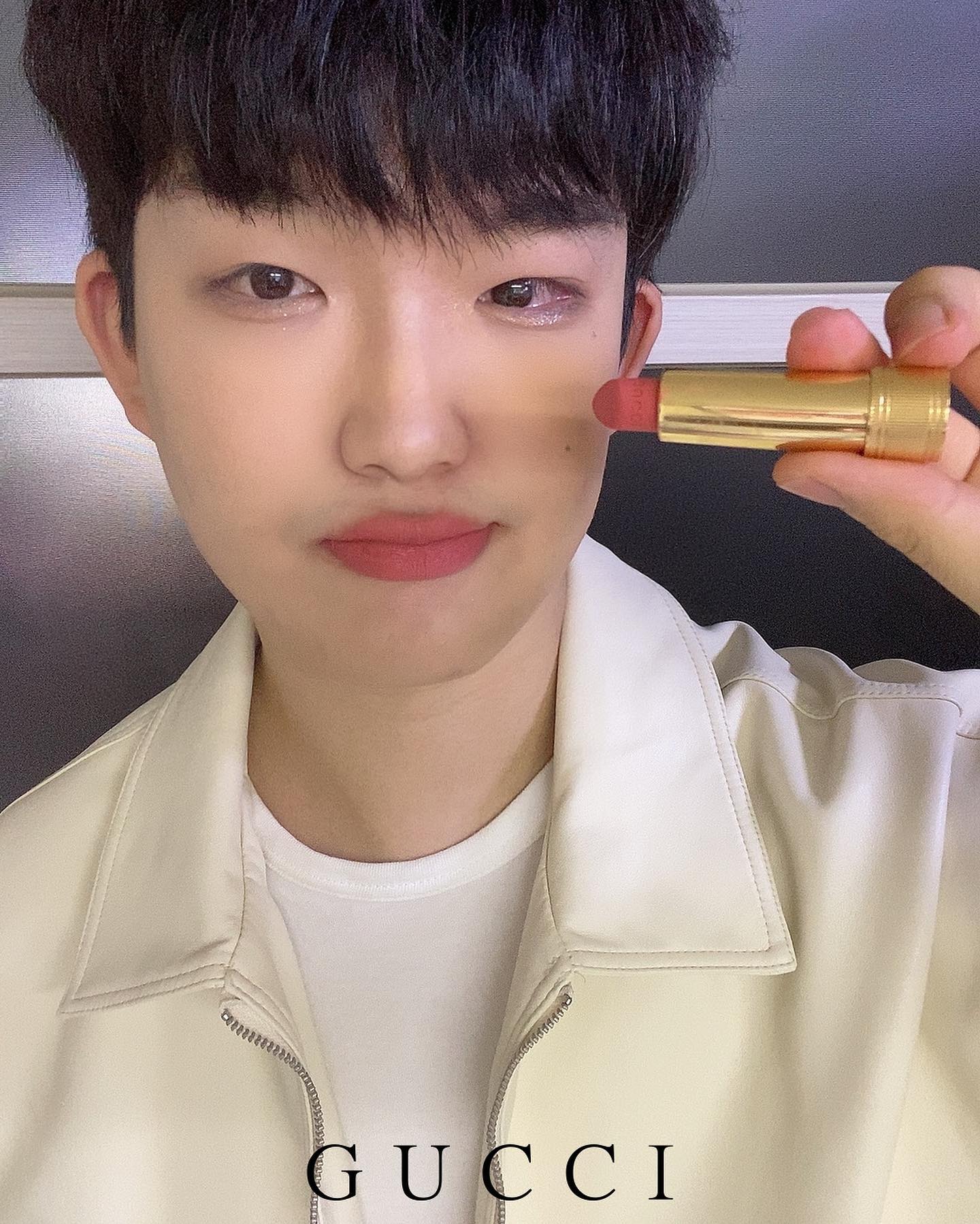 #내돈내산 guccibeauty
봄 웜톤이신 분들에겐 무조건 잘 어울릴
구찌 루즈 아 레브르 매트 립스틱
312 프랜시스 파이어 컬러예요.

정말 예쁜 핑크 코랄 느낌의 컬러인데,
제 입술 위에서는 좀 더 핑크 컬러감이
잘 올라오는 편이었어요.
입술에 따라서 저와 다르게, 
좀 더 코랄 컬러감이 올라올 수도 있어요!

매트 립스틱인데
정말 고급스러운 제형이예요.
입술 주름을 싹 채워주면서
부드럽게 입술 위에 펴발리는
립스틱입니다.
고급스러운 매트 제형 찾으시던
분들에게 정말 추천드리고 싶어요 :)

#구찌 #gucci #구찌뷰티 #guccibeauty #립스틱 #립스틱추천 #매트 #매트립 #매트립추천 #웜톤 #봄웜 #웜톤추천 #구찌립스틱 #발색 #발색샷