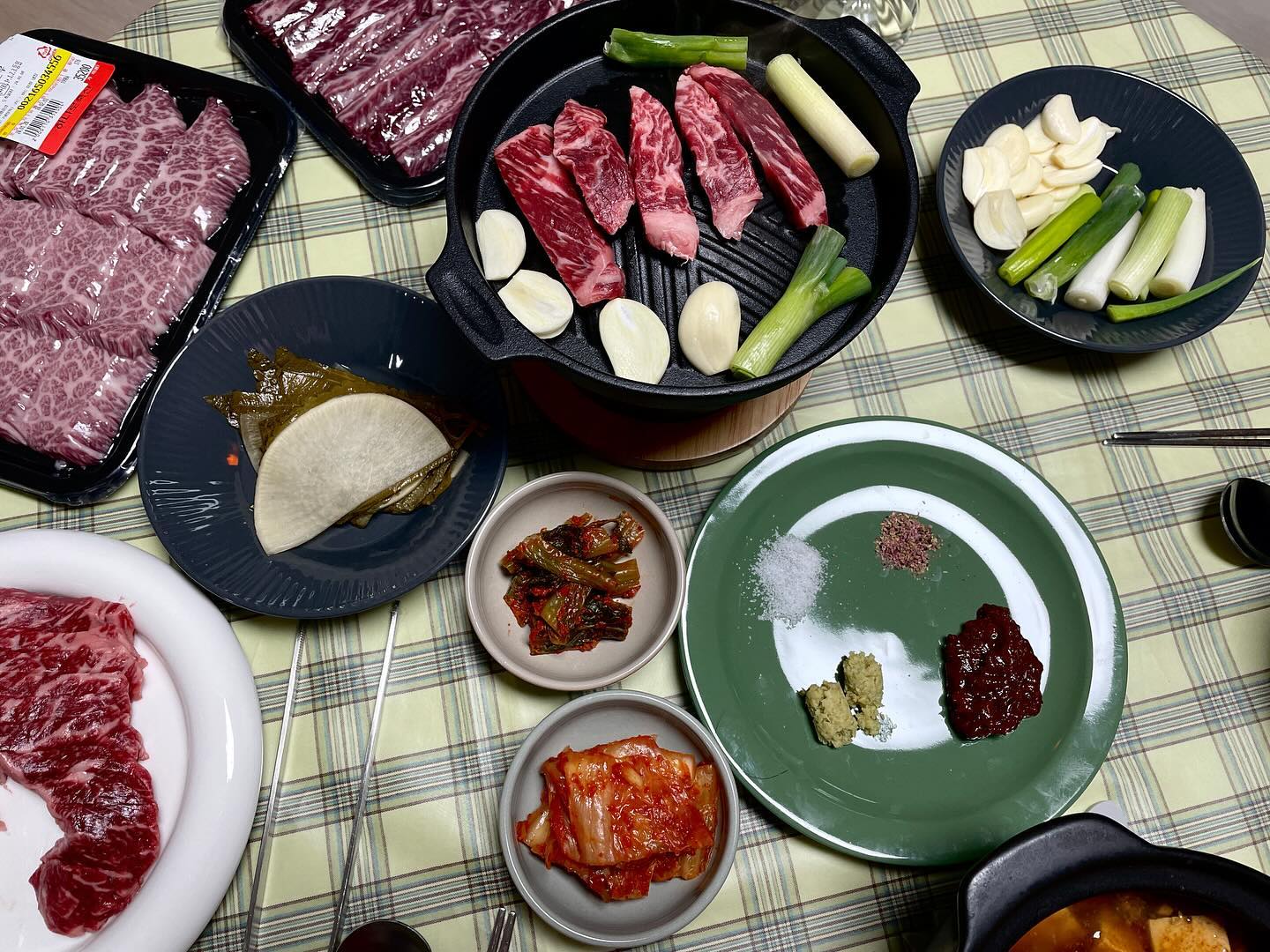 오랜만이죠!!!?💕
2024년 첫 게시물이네요! 벌써 2월인데 말이죠😭
뭔가 이것저것 업무도 바쁘고 심난하기도(?)해서 인스타를 잘 못한 것 같아요! 물론 연말 연초라 매우 바빠서 퇴근후에 집밥을 대충 해먹은 것도 있네요😭 아직 좀 바쁜시즌이긴하지만 배달이랑 외식 좀 줄이고 다시 건강하게 집밥 해먹어야겠어요!

오랜만에 어떤 사진을 올릴까 고민하며 사진첩을 보는데, 진짜 요리를 잘 안했던 것 같아요 ㅎㅎㅎ 아님 국 많이 끓여놓고 대충 차려먹거나요?ㅋㅋ
그나마 찍어둔 사진이 있어서 이렇게 업뎃을 하며 소식을 전해봅니다🫶🏻 
갑자기 시장을 지나며 소고기가 급 땡겨 미니화로 꺼내 남편과 구워먹은날 사진과 1월 제 생일 쯤 엄마 초대해서 같이 연포탕 만들어먹은 사진 올려보아요 ㅋㅋㅋ❤️

앞으로 다시 부지런해져볼게요!!!!😎
늦었지만 모두 새해 복 많이 받으세요오💗