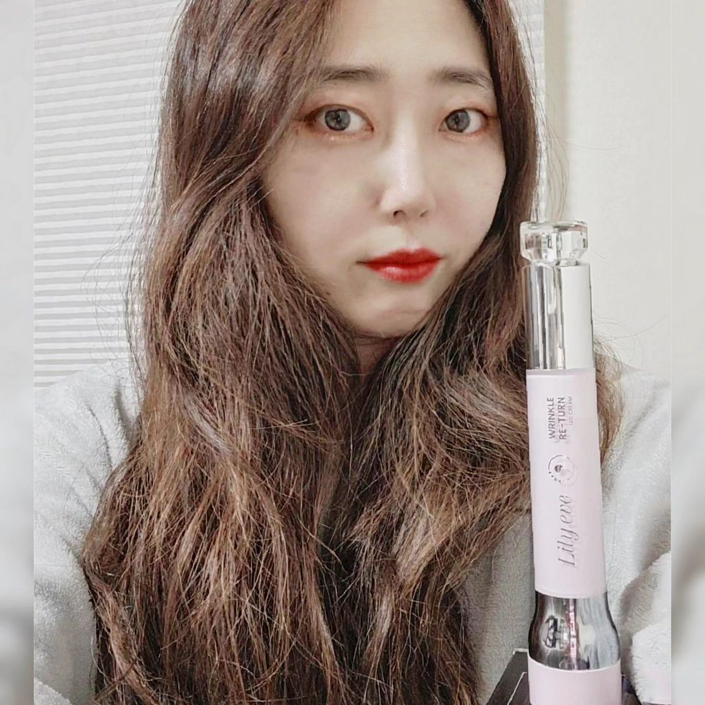 #협찬
하루 5분 투자로 주름 관리해주기🙂

콜라겐 펩타이드 골드실을 미세진동으로 진피층 깊은 곳 까지
스며들어 흡수시켜주는 링클린턴 뷰티 디바이스 하나면 so EZ
 
나이를 말해준다는 목주름, 이마주름,
깊게 패이면 인상부터가 달라지는 팔자주름까지 ..
이 놈의 주름 때문에 서터래스 왕창 이잖아요😢
 
아직 길게 사용 해 보지 않았지만, 앰플을 바르기 전 후
목의 보드라움 부터 다르니까요
목이나, 팔자주름 등 주름이 고민인 곳에 앰플을 발라 준 다음
레드 LED로 마사지 해 주며 흡수시켜주면 끝❗
 
단 5분이면 되니까 시간도 많이 잡아먹지않고,
휴대성도 좋고요 :)
 
Nico-JP1 100H이 함유 되어있어
피부 표면에 수분 보호막이 형성될 수 있도록 도와주고요
피부 장벽 특허성분인 Derma-Clera 도 함유되어 있다는 점!!
 
피부에 손으로 아무리 발라줘봤자 흡수율 또르르...
이젠 링클린턴 하세요!🫰🏻

lilyeve.kr
#릴리이브 #링클리턴 #탄력관리 #LED마사지기 #뷰티디바이스 #주름개선 #리프팅 #골드실리프팅크림 #골드실크앰플 #EGF #리포좀 #윤곽관리 #홈스테틱 #동안관리 #목주름리프팅 #팔자주름관리 #팔자주름케어