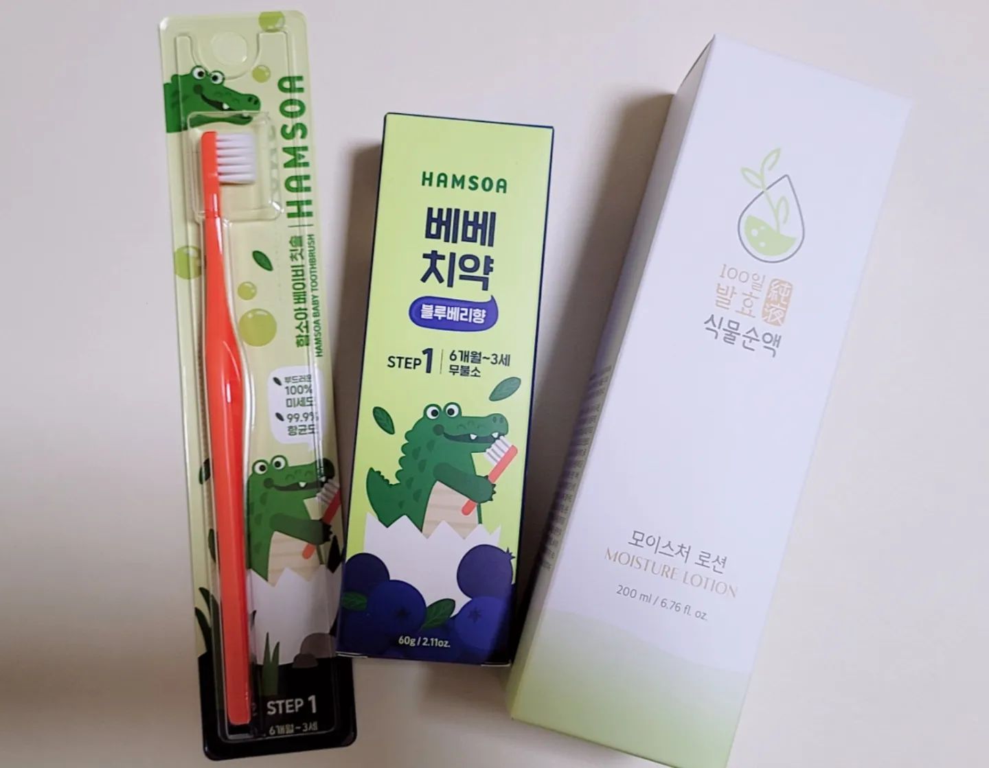 #제품협찬 #광고 

🌼식물순액로션,치약칫솔로
새학기준비물 한번에끝🌼

이번에 어린이집을 옮기면서
이것저것 준비물이많았는데
한번에 탕탕탕 끝!!!!

🌸 베베치약 스텝1🌸
6개월~3세용
하린이는 아직잘못뱉는데
잘못뱉는 아기에게도 안심하구
사용할수있는 무불소치약!
- 충치 예방 및 구취예방
- 유해성분 무첨가!

🌸베이비칫솔 스텝1🌸
6개월~3세용
부드러운 100% 미세모라서
연약한 잇몸케어 굳!
안심향균모라 세균번식 99.9%방어!
둥근헤드라서 
꼼꼼한세정 및 롱칫솔대용
- 이빨닦이싫어하는 하린이는
어린이집에서 잘닦는다해서
너무나도 좋은 엄마

🌸식물순액 모이스쳐로션🌸
자극없는 자연유래성분 100%함유
정제수 0% !!!!! 이게포인트
식물순액으로 가득가득!!!!!
진정,보습,장벽강화에 
끈적이지않고 가벼운발림성까지
진짜 촉촉그잡채
👉 화해 앰블럼획득

✔️ 함소아 화장품
home.sweetie.home
다양한이벤트참여해서 
선물도 받을수 있어용

🌱식물순액 모이스쳐로션
https://smartstore.naver.com/hamsoa_cosmetic/products/6779559425

🌱베이비칫솔&베베치약
https://smartstore.naver.com/hamsoa_cosmetic/products/5828781739

#함소아화장품 
#어린이집준비물 
#함소아치약칫솔
#새학기준비물
#함소아식물순액로션 
#함소아키즈치약칫솔 
#함소아유아칫솔 
#유아칫솔 
#아기무불소치약 
#저불소치약
#유아로션 
#아이로션