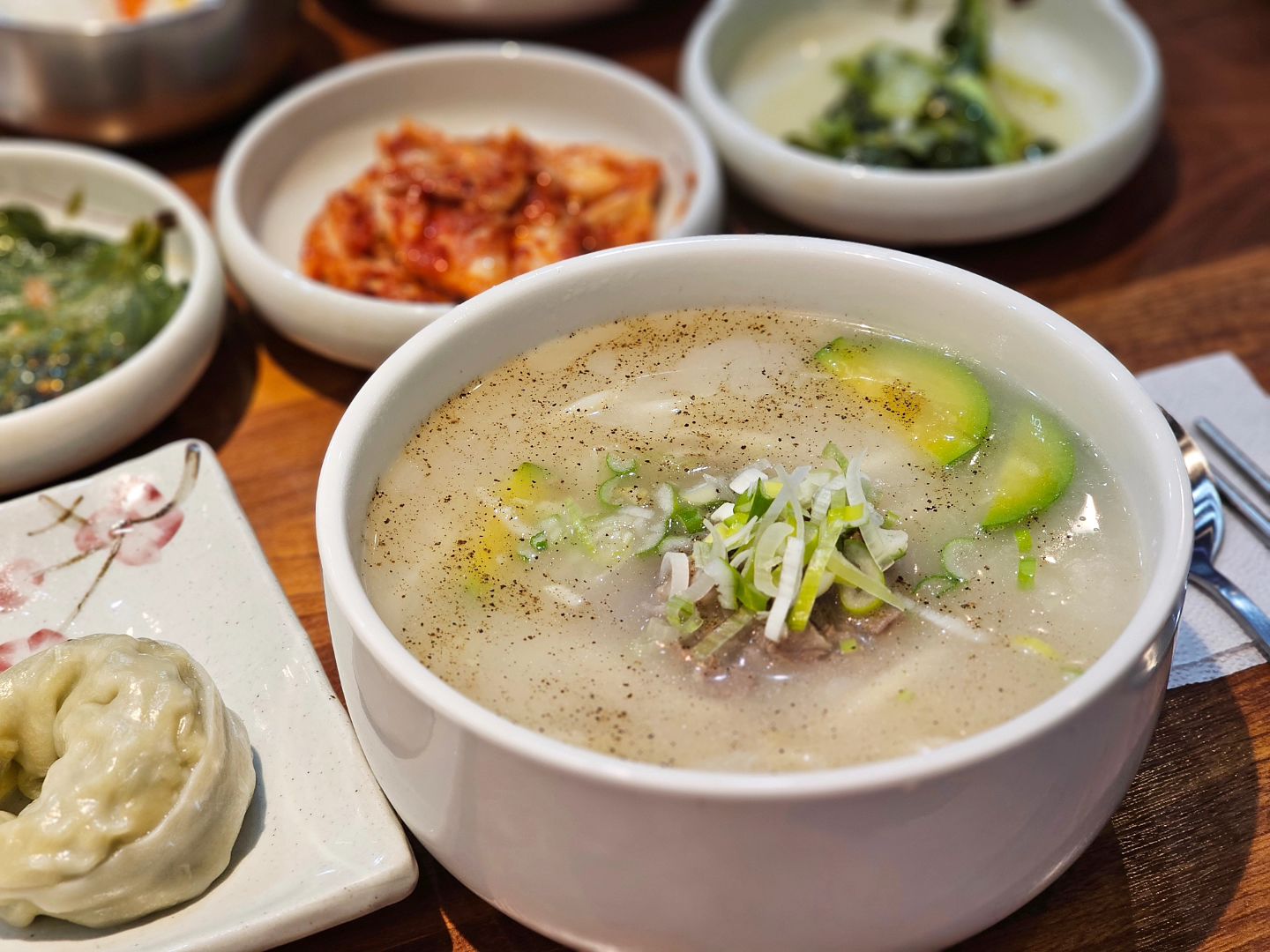 🎈
뽀얀 국물에 깔끔함과 깊은 맛이 좋았던
양천향교역 신상 맛집

진진칼국수 🥢

반찬으로 나온 깻잎이랑 열무김치도 별미 ʕᵔᴥᵔʔ

#진진칼국수 #한우칼국수
#양천향교맛집 #사골칼국수