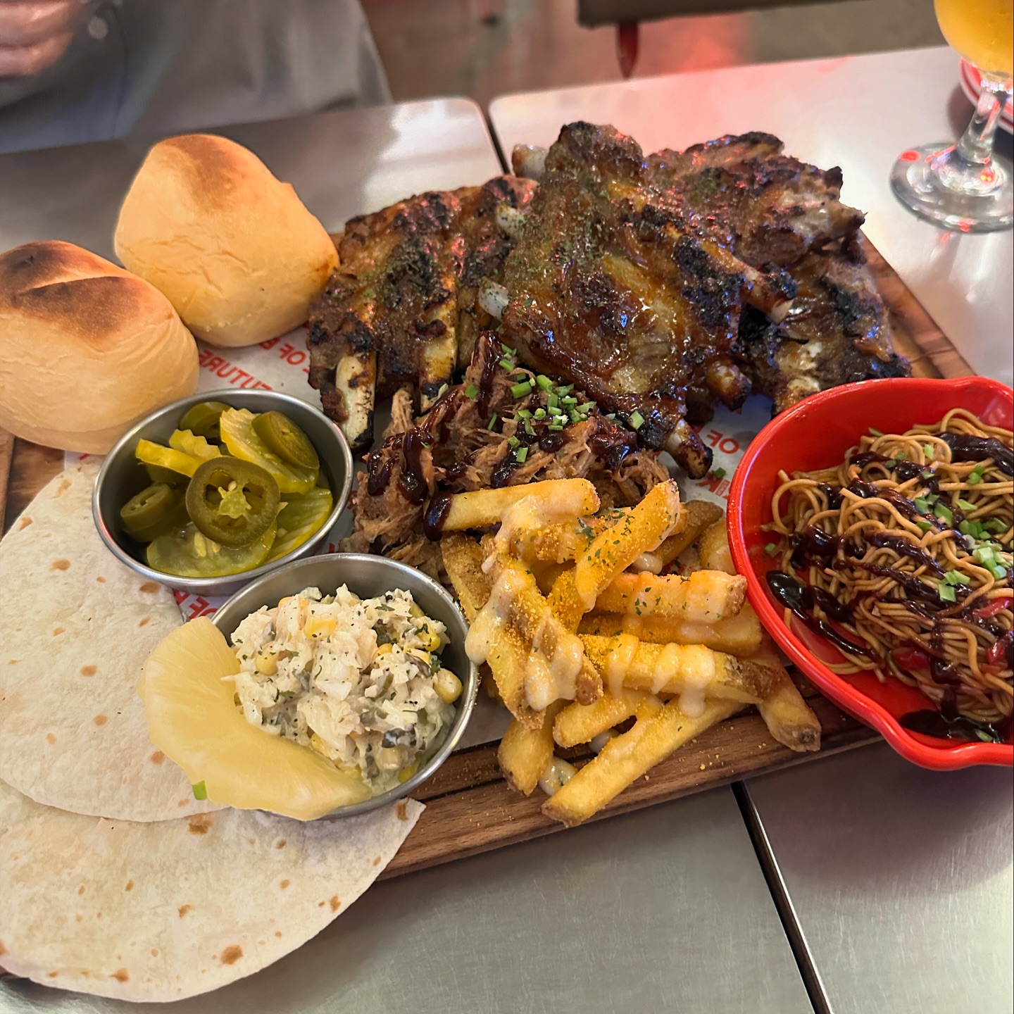 #협찬 📍구디 매버릭타운

냥냥이들이 반겨주는 구디 BBQ 플래터 맛집 매버릭타운‼️

여러가지 플래터들이 있는데 조합별로 
추천 플래터가 있어서 고르기 쉬웠어요! 

저희는 허니BBQ 먹었는데 립이 맛있더라고요!! 
간도 잘 베어있으면서 달콤짭짤 계속 땡기는 맛!
느끼할 때쯤 에그누들 먹고 햄버거랑 또띠아 싸먹으면 
입맛 싹돌아서 술 더 땡겨요🍺🍸
맥주랑 먹어도 맛있고, 칵테일이나 하이볼도 있으니
취향에 맞게 시켜먹으면 될 것 같아요!!

야장에서 냥냥이들과 같이 먹어도 넘 좋을 것 같아요💗
매장도 엄청 넓고 예뻐서 단체모임, 회식 쌉가능!!

📍서울 구로구 디지털로32다길 52 1층
⏰10:00~23:00 (토요일 16:00~23:00, 일요일 정기휴무)
☎️0507-1392-6621

#구로구바베큐 #구로디지털단지직장인맛집 #구디맛집
#구로디지털단지 #구로디지털단지맛집 #구로디지털단지역맛집 #구로디지털단지역 #먹스타 #먹스타맞팔 #먹스타그램 #팔로우 #맛집그램 #맛스타그램 #맛집추천 #좋아요그램 #먹스타맞팔 #먹팔소통 #먹팔맞팔 #좋아요그램 #좋아요 #맛집 #맛집스타그램 #좋아요 #좋아요반사 #좋반 #좋아요테러 #좋테 #먹스타그램 #먹스타 #먹팔 #먹팔해요 #먹팔맞팔 #야니야미 #야니야미_구디