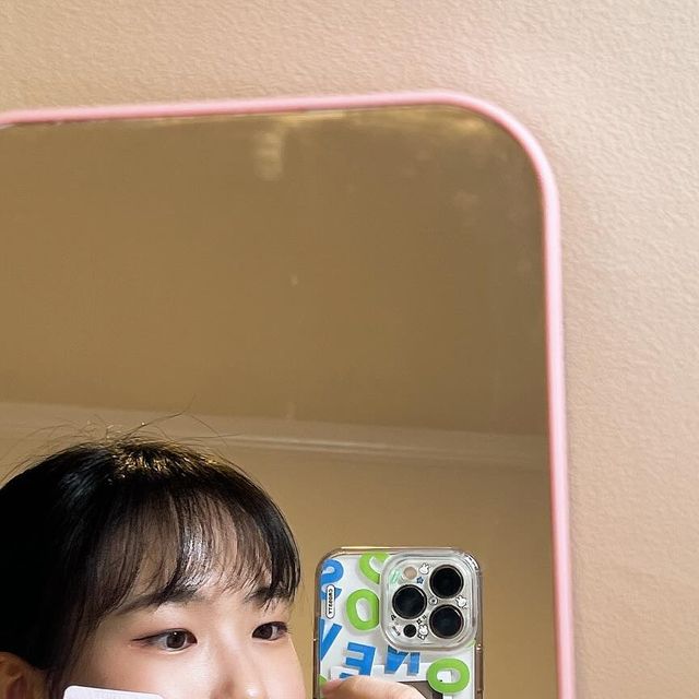  손예은 on Instagram: "#광고
🩷plan36.5 펩타이드 괄사 리프팅 세럼🩷

주름이 잘 생기는 악건성 피부에 목주름, 팔자주름이 좀 있는 편이라서 완전 스트레스 받고.. 벌써부터 노화가 진행되고 있는 것 같아서 불안해서 하루에 한번, 딱 1분 투자해서 리프팅 케어를 해봤습니당!!!
리프팅 세럼이 괄사에 자동으로 묻어나와서 번거롭지 않아서 그런지 매일 슥슥 발라주니 효과도 좋고, 확실히 쫀쫀&촉촉하당💧 사용하고 나서 팔자 주름에 리프팅 효과 완전 확실👍🏻👍🏻👍🏻

✨요약 : 주름은 채워주고, 탄력은 올려주는 짱편한 제품✨

#탄력 #세럼 #괄사 #리프팅 #주름개선 #하루1분 #피부노화"