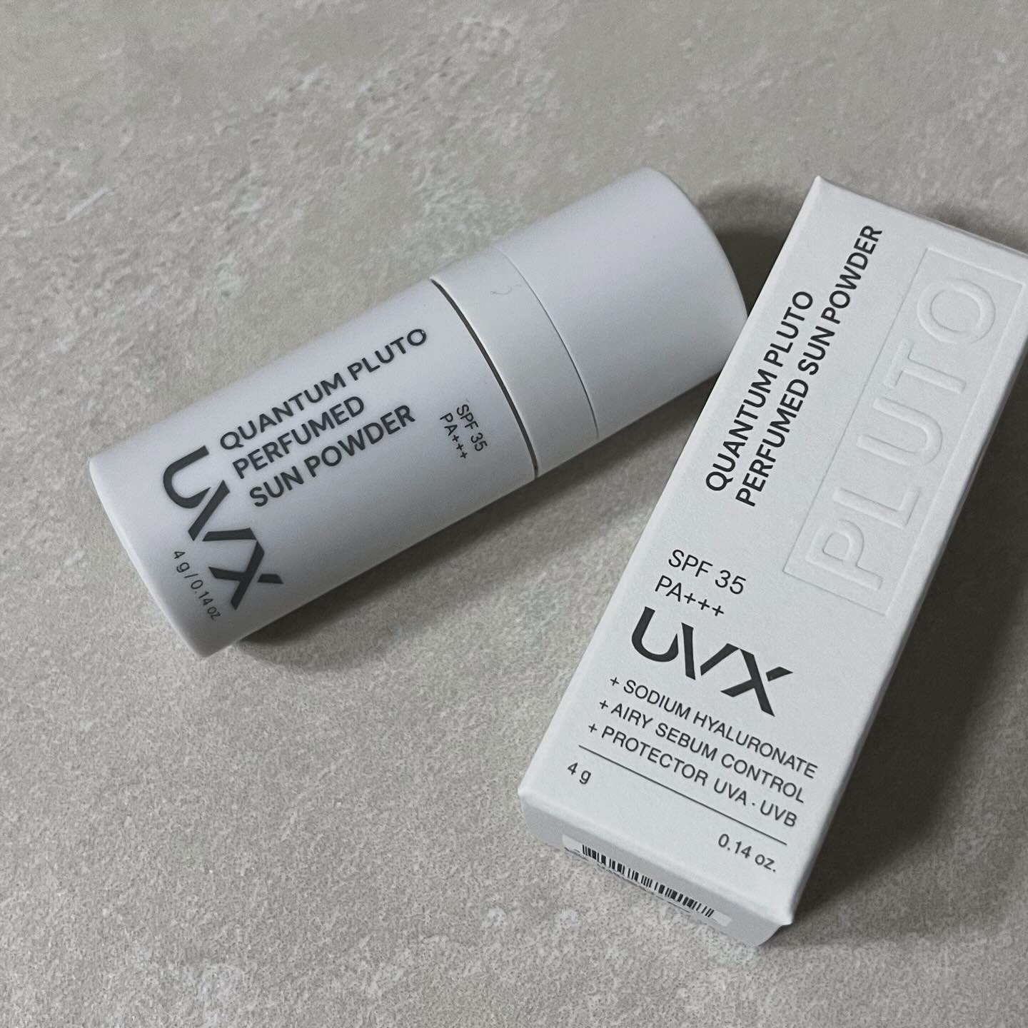 #협찬 uvx_suncare #플루토퍼퓸선파우더 #UVX
파우치속 피지조절 파우더는 필수템인데요
이것저것 넣고 다니다보니 파우더까지 넣으면 파우치가 터지고 가방도 무거웠는데 플루토 퍼퓸 선파우더 스틱형으로 파우치 속에 쏙 들어가서 좋아요!
따로 퍼프없이 내장 되어있어서 편리하고 양조절 잘돼서 뭉치지 않게 깔끔하게 발리네요!!
게다가 향기까지 좋은 퍼퓸 선파우더~🍊
저는 피지조절 목적이였는데 자외선차단까지 되니 완벽하다 완벽해!
#일상 #향수 #맛집 #08L #게임 #뷰티  #선크림파우더 #피지컨트롤 #퍼퓸 #마무리파우더 #취미 #신상품나왔을땐 #선파우더