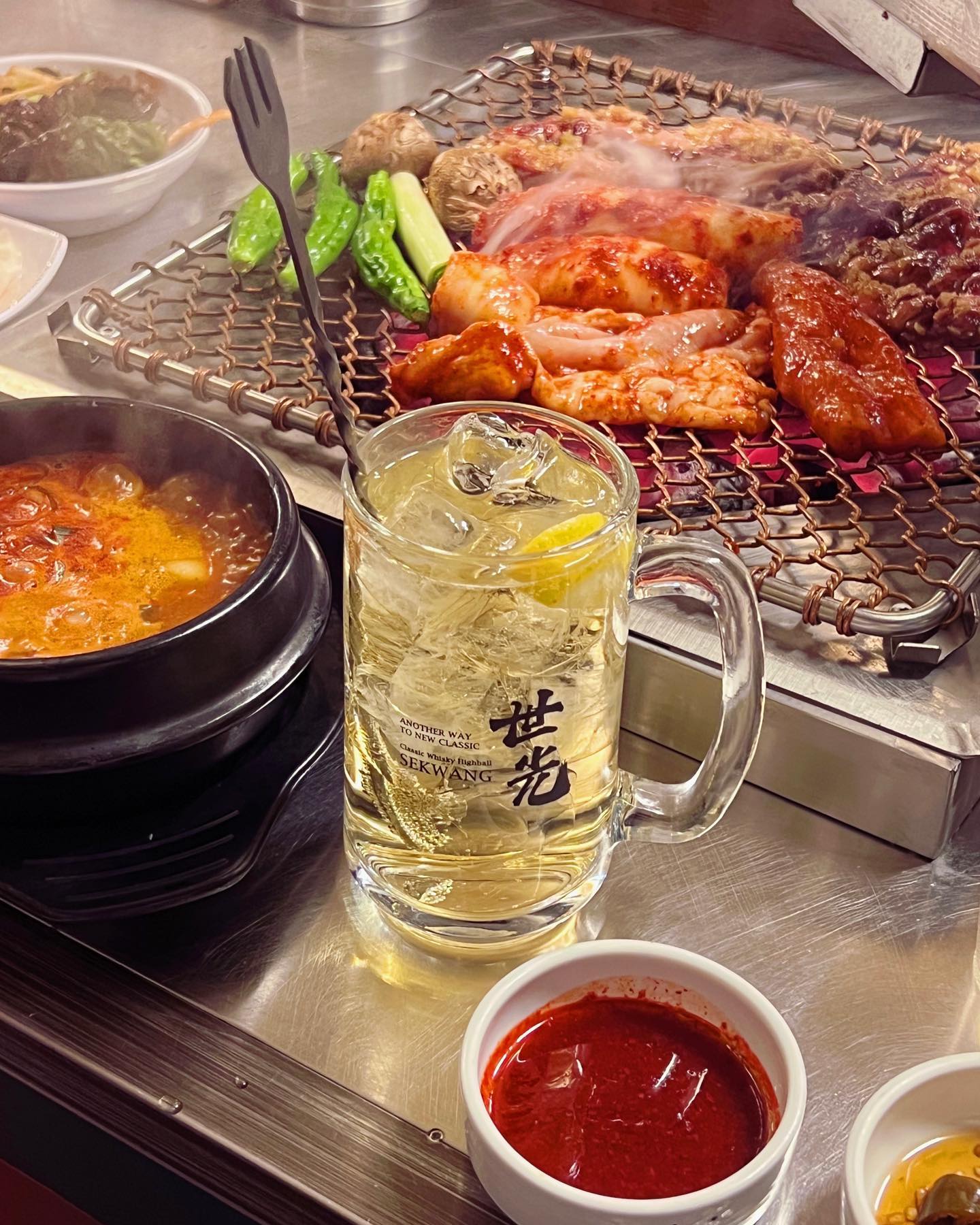 #협찬

내가 너무 좋아하는 세광양대창 
이번에 새롭게 리뉴얼된 모듬세트 먹고왔다!!
소갈비살, 양, 대창, 막창 😋😋
소갈비살이 새로 추가됬는데 진짜 너무 맛있자노 
하이볼 한잔하면서 먹어주니 최고 

특제소스로 양념되서 다른곳과 다른 차별화된맛에
숯불에서 직접 구워줘서 맛있고 편하게 먹을 수 있다 😋

분위기듀 너무 좋아서 자꾸만 찾아가게 되는 곳

#세광양대창안산점 #안산곱창 #안산대창 #안산막창 #안산곱창전골 #안산맛집 #고잔동맛집 #고잔동곱창 #고잔동막창  #고잔동대창 #고잔동곱창전골 #안산회식장소 #안산회식 #레트로감성 #JMT #안산데이트코스 #먹스타그램 #유튜버쯔양.#쯔양인증 #쯔양맛집