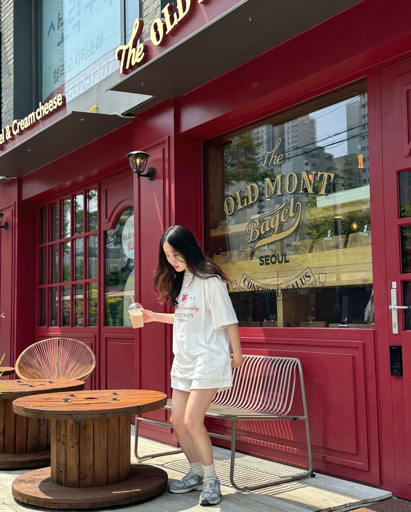 한 달 만의 피드인가𓂃🧸𓈒 𓂂𓏸

자취방 이사와는 차원이 달랐던 신혼집 이사를 거쳐
새 집 인테리어 때문에 한 달 살이로 원룸살이 중에 코로나까지
너무 정신이 없어서, 이제야 올려보는 최근 근황

인스타에 이제 뭐 올려야 할 지 모르겠어요..?💭
다시 열심히 해보려구 올려봅니도🤍

다들 이사는 어떻게 하는 거예요. 다신 못 하겠는 이사😆
또 벌써 다다음주엔 진짜 이사가 남았음!!