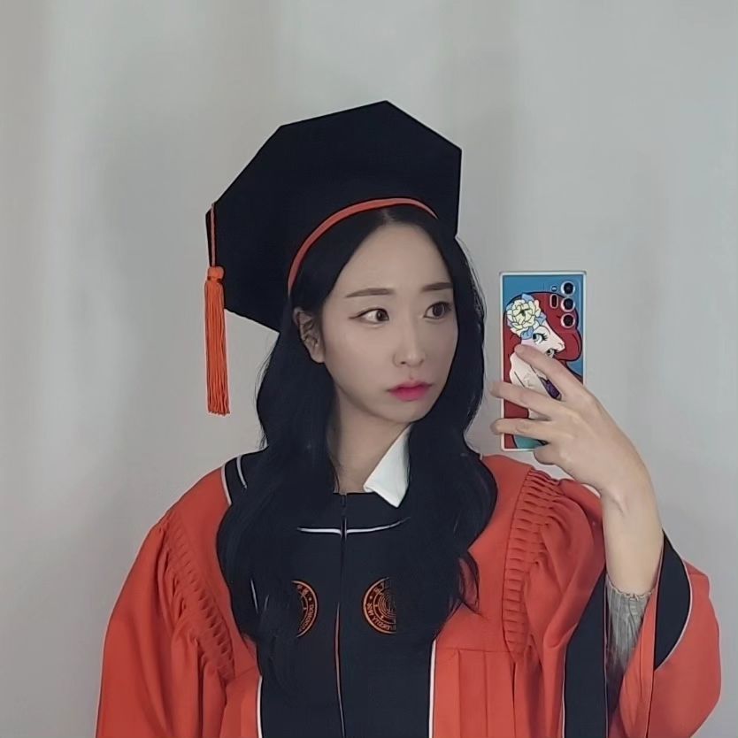 뒤늦게 찍은 학사모 사진..!!!!
인친님들 새해복 많이받으세용