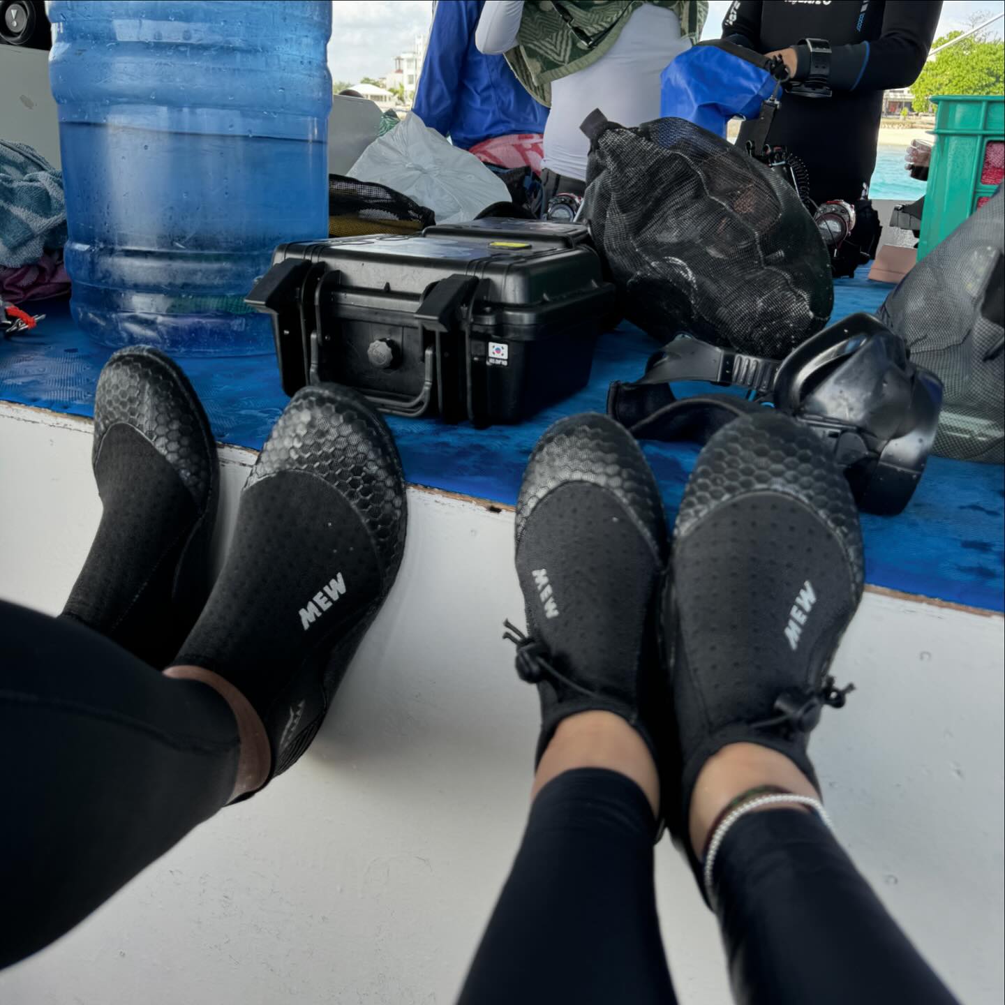#필리핀 #세부 🇵🇭

개인적으로 막탄 앞바다 넘나 좋았거든,
일본인 아저씨가 하는 이자카야 다시마 절인 달걀말이.
미친 듯 쏟아졌던 비에 알딸딸하게 봤던 부용 골목.
막탄 독거노인이 주신 100페소 들고 툭툭 타고 숙소 가던 길.
다이빙하고 먹던 씨홀스 JMT 도시락들, 플러팅 가득한 로컬 아이들, 동네 주민처럼 쓰레빠 끌고 다녔던 막탄 거리. 넘 그립잖아? 

6월에 제일 시야가 좋다니 기대해 보겠어요✊🏽👊🏽✊🏽👊🏽

#필리핀다이빙 #세부다이빙
#막탄다이빙 #필리핀좋아
#일년에한번은무조건가야해
#내첫해외여행지 #다이빙투어
#씨홀스다이브 #혼자가도잘놀아줌