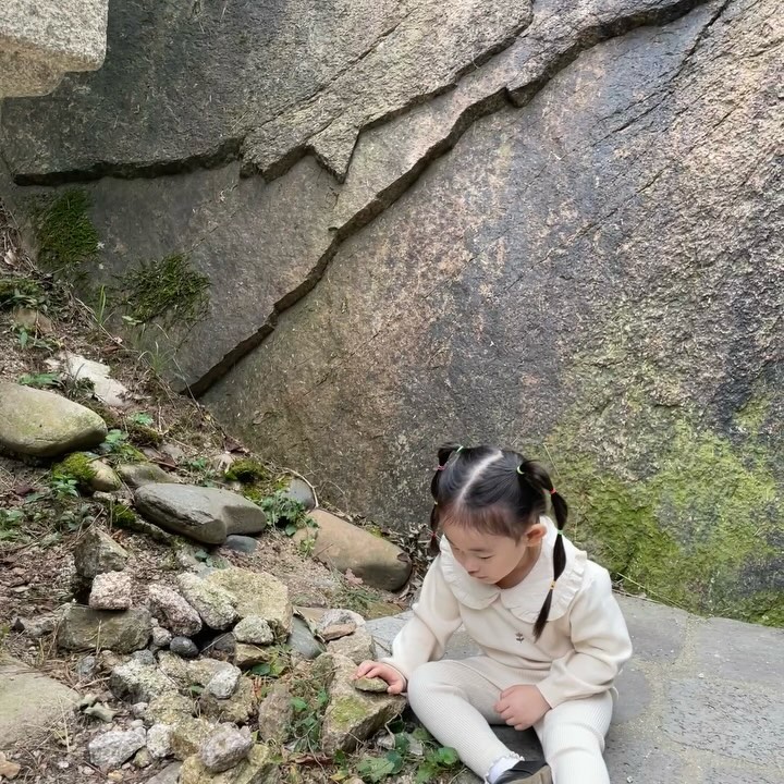 석파정 너럭바위 앞에서 소원비는 아기😁
돌탑을 만들며 소원비는 민서 너무 귀엽

“아빠 배 안뚱뚱하게 만들어 주세여~“
정말 웃겨 뒤집어질뻔ㅋㅋㅋㅋㅋㅋㅋ
아빠가 소원 들어준데…🤣