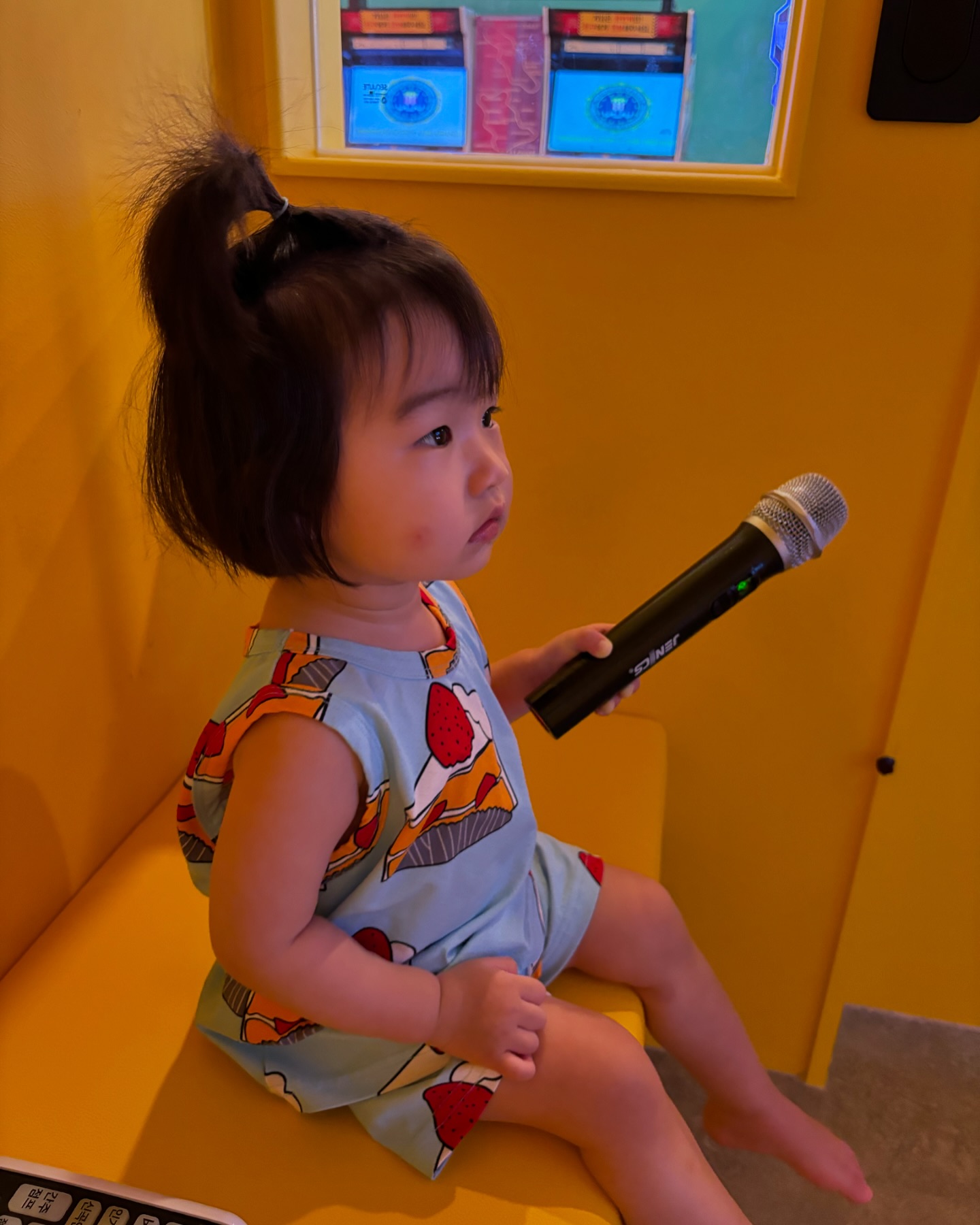 D+462

엄빠닮아 오디오 비면 안되고 노래에 살고 노래에 죽는 아기.
재이엄빠는 연애시절 서로 마이크 갖겠다고 싸운적 있다

요즘 키카엔 노래방 기계가 있음 최애이신 밤양갱 불러드리고
곰세마리 멋쟁이토마토 까지 불러드렸는데 더 안한다고 움 ;
그것도 미디어 노출이좌나… 그정도면 됐잔니🫨
주방놀이로 눈돌리기 성공하고 키카에서 두시간 뽕뽑았다

+ 마지막 영상 30초정도 보면 머리 흔드는게 예사롭지 않다
너 커서 춤신춤왕 될거야 ? 엄마가 중학생때 댄동이긴 했는데
지금은 다 굳어서 못써 (tmi) 😵‍💫