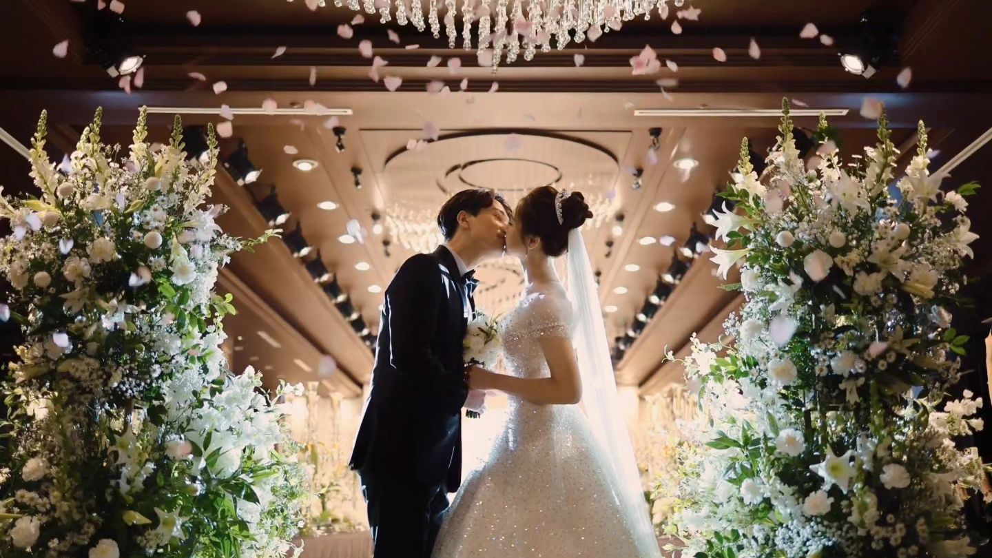 #10년째연애중 #END 🤵‍♂️👰‍♀️ 
.
.
.

정말 결혼을 내가 하긴 한걸까?!
실감이 안났는데..
벌써 2주라는 시간이 정신없이 지나갔다.

그리고, 받은 영상 🎥 
이제야 하나씩 보면서, 실감하고 눈물이🥹

덜도말고 지금처럼만, 변치않고,
서로를 배려하며 이쁘게 한걸음 한걸음
잘 맞춰 걸어가겠습니다.
축하해주신 모든분들 감사합니다 ❤️

#20240106
#이제 #결혼 #START 🤵‍♂️👰‍♀️