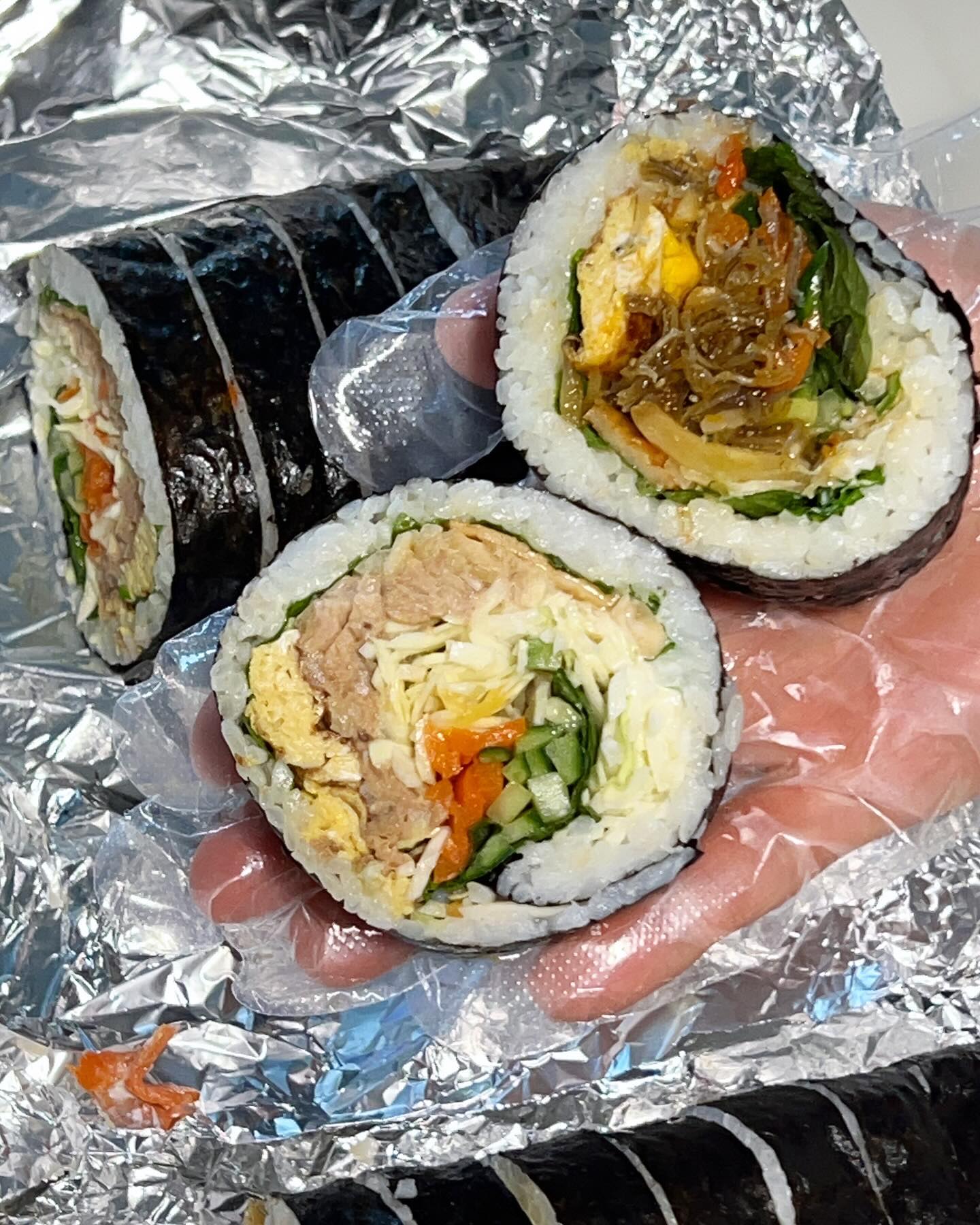 𝙅𝙚𝙟𝙪 𝙡𝙞𝙛𝙚
/
/
어제 중문에도 생긴 #제주3대김밥 다가미중문점 🍙
중문 우체국 오르막길로 쭉 올라가다 보면 오른쪽에 있어요
홀은 없고 포장/배달만 가능해요 ~ 미리 전화주문하면 쉽게 픽업

오랜만에 먹어도 큼직한 사이즈에 후덜덜~
젓가락없고 일회용장갑으로 먹어야하는 김밥!
좀 더 작은사이즈도 판매함! 큰것만 사는 것보다 작은것도 추천

기억나니 🥹
9년전 당일치기 #제주여행 오자마자 사묵었던 #다가미김밥 🍙
추억에 젖고 보고 싶고 얼른 제주오길 바라고~~🥰🥰

🚩
#다가미김밥중문점
064-738-3839
제주특별자치도 서귀포시 중문로44 1층