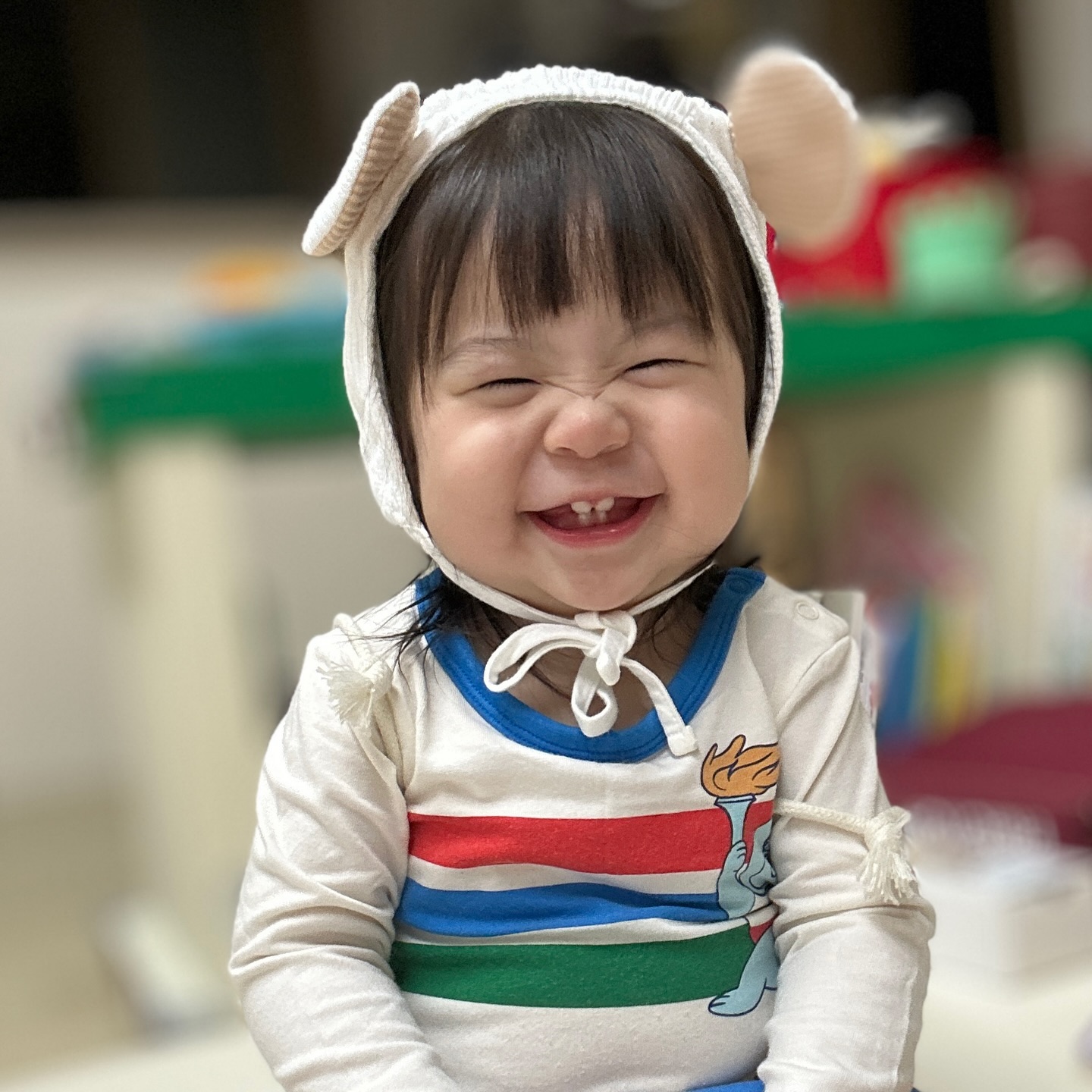 #백만불짜리미소 #14개월아기 #보라찡 

요즘 보라찡이 즐겨 읽는 아기책인 #나가서놀래 에 보면 아기가 토끼인형이랑 바지, 윗도리입고 모자 쓰고 가방 메고 나가는 내용이 나오는데 본인도 똑같이 입겠다고 해서 야밤에 패션쇼 😂

깔맞춤 이런 거 하나 없고 그냥 있는 아이템으로 끼워 맞춰 입혀줬는데도 어쩜 너무 귀엽네 😆

#육아일상 #가정보육 #엄마와딸 #아기스타그램 #momanddaughter