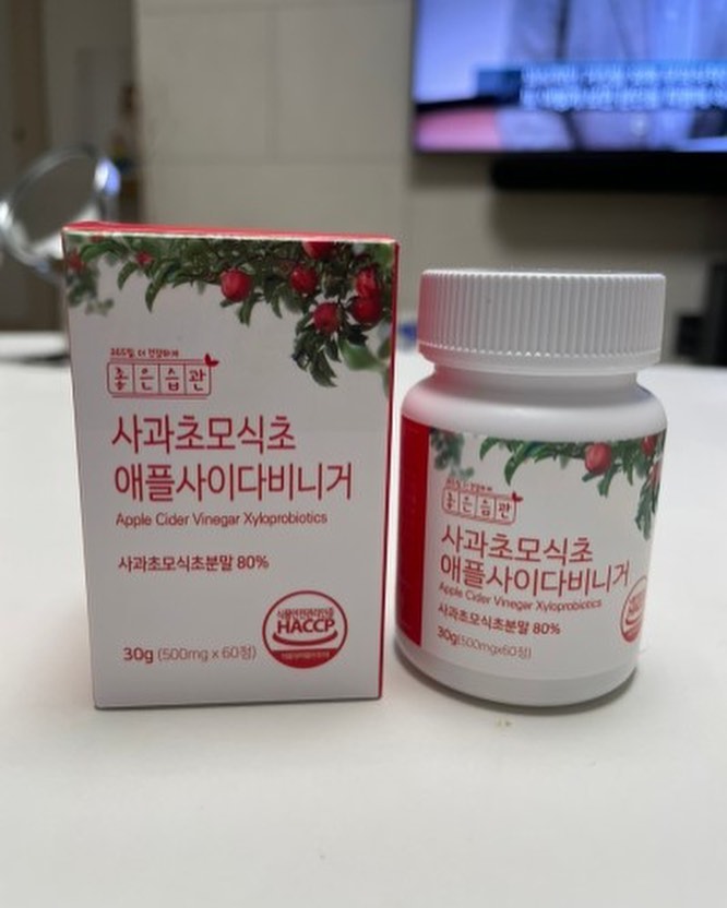 혈당스파이크 방지 하려고
액체로된 애사비 물에 타먹긴 하는데요🥲

시큼한 맛도 나기도 하고
병 통째로 들고 다니기엔 한계가
있어서 주중엔 잘 안먹어지더라고요

좋은습관 에서 애사비알약 !!
애사비캡슐 !!사과초모식초알약!!
나왔길래 이제 회사에서도 챙겨 먹을 수 있게 되었어어요!!!
👏👏👏👏

#애사비 #애플사이다비니거 
#사과초모식초 #레드초 #사과식초 
#애플사이다식초 #천연사과식초 
#사과초모식초알약 #애사비알약 
#사과초모식초다이어트 #사과초모식초효능
#애사비효능
#애사비먹는법 #애플사이다비니거먹는법