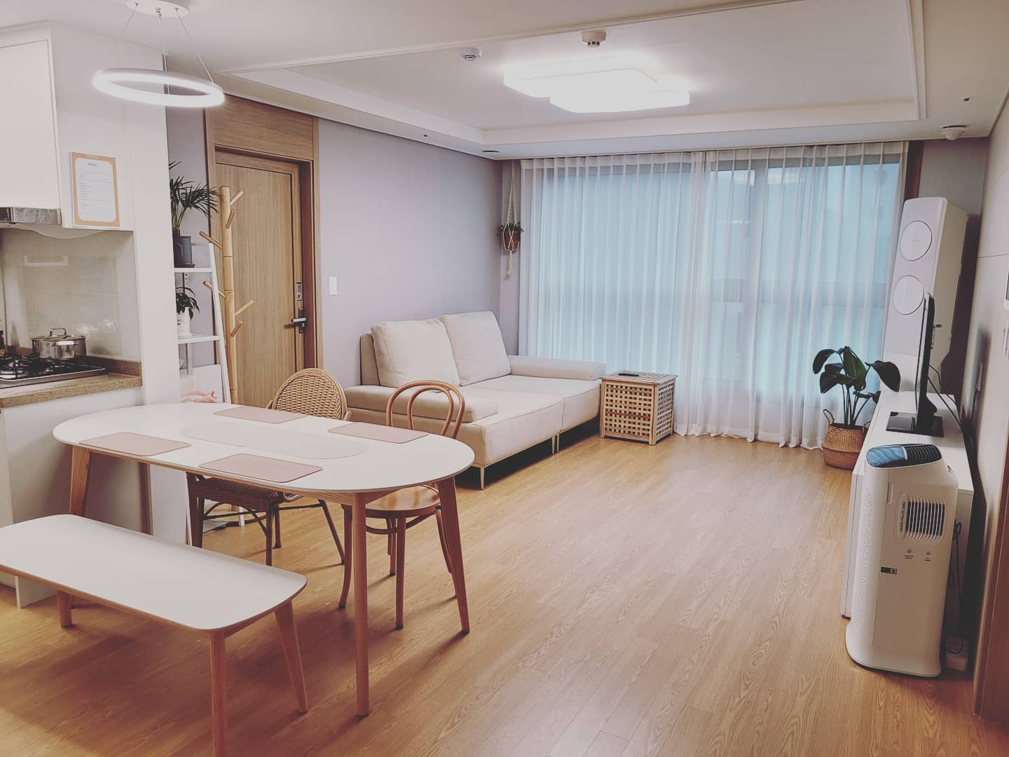 드디어 정리끝

이사는 너무 힘들다
.
.
#온라인집들이 #우리집거실
#미니멀라이프를향해