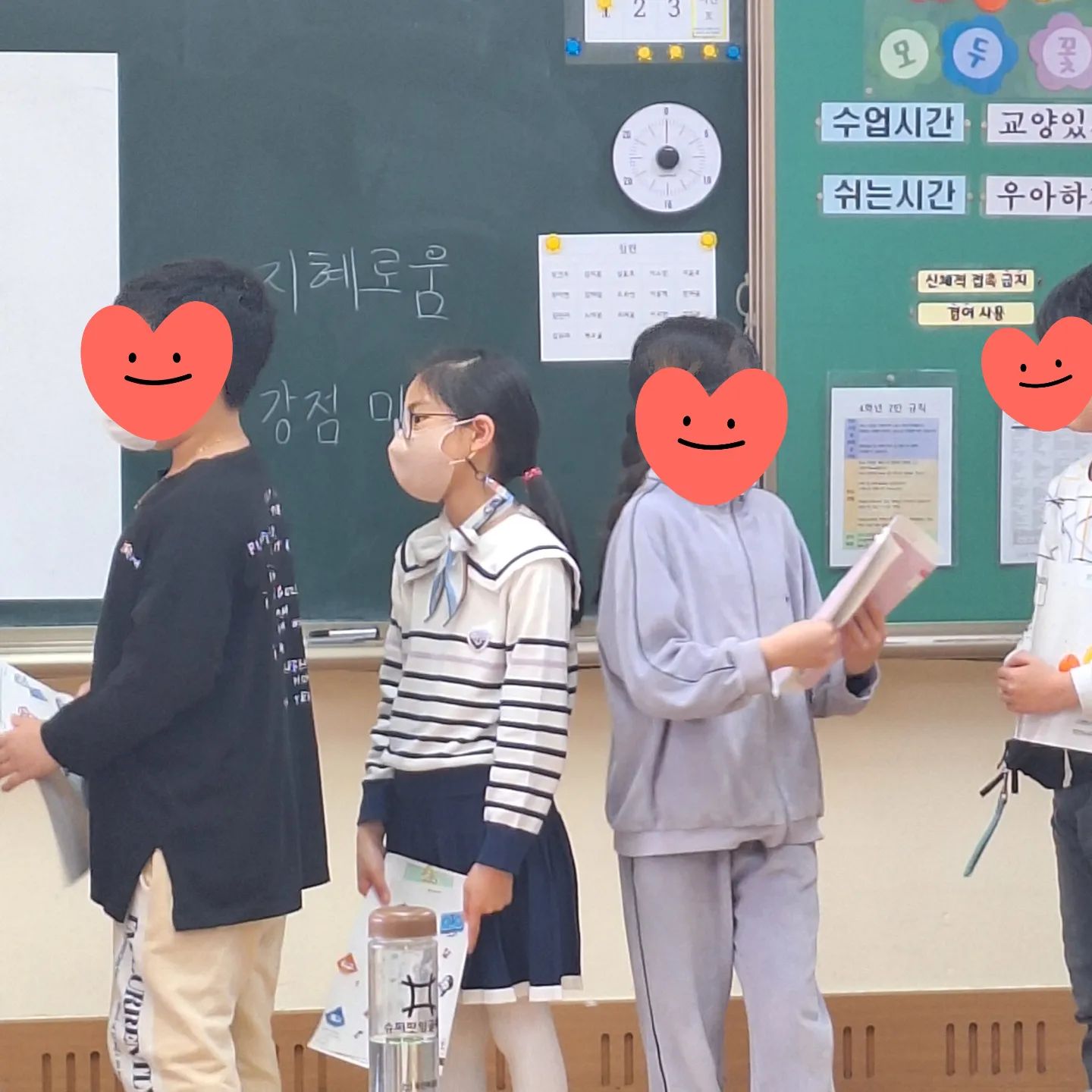 초등 입학하고 대면 #학부모총회
교실에서 참관수업도 하고.
교실 뒤 그림도 보고~
어쩜 비슷한 그림이 하나도 없다

우리딸 그림보니 새삼 감동.
우리식구 사랑으로 손을 잡고 있는 모습이라니!
너의 말을 듣고보니 손도 잘 보이고
특징살려서 잘 그렸네~
미술솜씨는 역시 아빠 닮았네ㅎ
미술학원 가고싶어하는데 보내야하나?
그러기엔 지금도 너무 놀아서 고민

#씩씩한딸
#사랑스런딸
#너의강점은사랑
#4학년도무사히