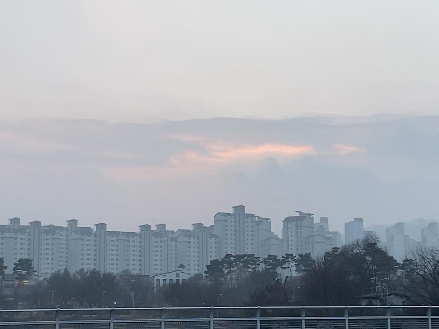 #겨울오후하늘 #겨울비 #비내린후하늘 #퇴근시간차량들 #하늘이참예뻐 #한참을바라보고 #겨울인데춥지않아