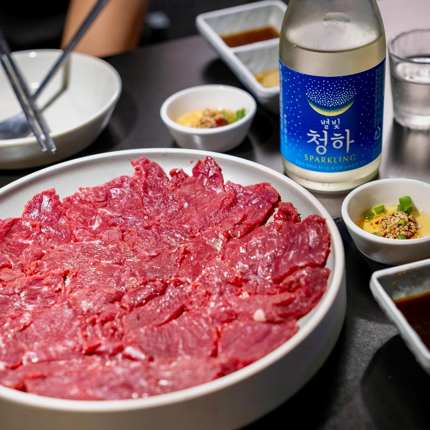 선릉역 유케집. 

요새 뭉티기가 너무 땡겨서 다녀왔는데 맛있게 잘 먹고옴. 
4-6시 사이에만 네이버로 예약할 수 있는데 애매한 시간에 가면 웨이팅을 해야할 정도로 요새 인기가 많은 곳 같았음. 

뭉티기도 괜찮았지만 여긴 차돌박이 육회가 시그니처인 것 같았다. 다음에 방문하면 꼭 먹어봐야지…

특이하게 10초 챌린지를 할 수 있었고 성공하면 식대무료, 실패하면 자리를 직접 치워야하는 패널티가 있다. 결제하러 가는데 앞 팀이 성공해서 우리도 삘받아 해보려 했으나 자리를 직접 치우기 귀찮아 포기..ㅋㅋ

뭉티기집 치고 분위기가 괜찮아서 데이트장소로도 좋을 것 같지만 조금 씨끄럽다는 점은 감안하고 방문하면 좋을듯. 

#유케집#유케집선릉점#선릉맛집#선릉역맛집#뭉티기#육회#먹스타그램#맛스타그램#foodstagram#xt4#xf1655#먹팔#맞팔