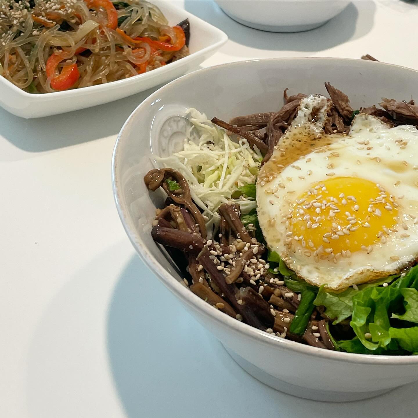 덕구네 저녁 🐥 명절 이후 리얼 찐현실 고증 밥상은 #나물비빔밥 이에요 😉 집에 넘치는 로메인을 한 여섯장씩 찢어 넣고 고사리, 시금치 듬뿍 넣어 고추장에 비비면 이게 바로 꿀맛 💛 명절에 받아온 #잡채 도 한 접시 덜어내고 도시락 김까지 통째로 올리면 차린 건 없지만 배부르고 건강한 밥상 완성입니다 😉✨