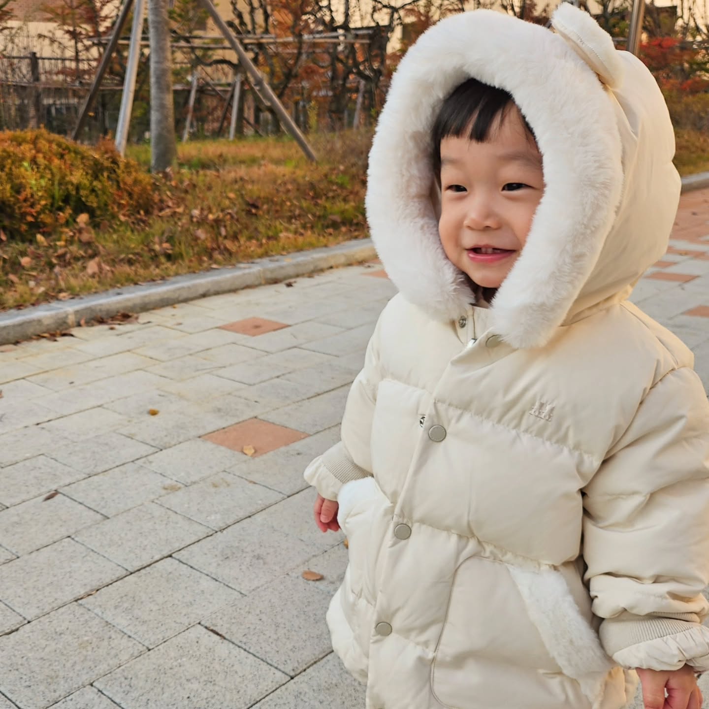 엄마 반대방향으로만
뛰어가는 윤곰돌
요녀석 잡아랏

따뜻하게 완전무장후
재밌는 동네산책🤍